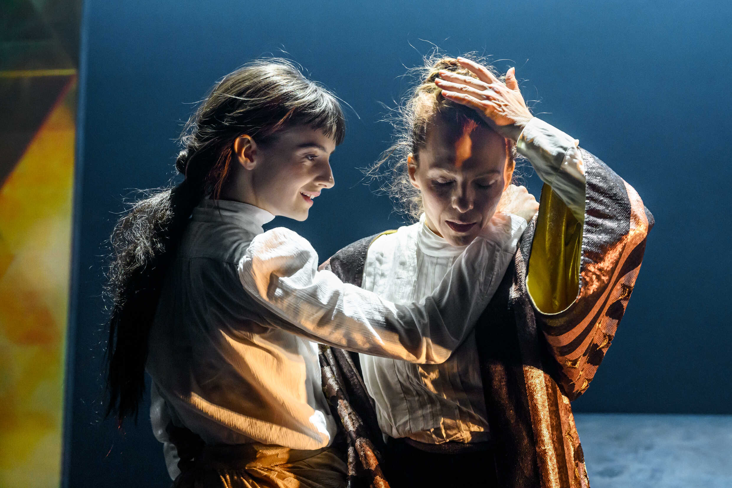 Beata Hedman och Sofia Papadimitriou Ledarp i Kretsen - om Hilma af Klint. Urpremiär 9 december på Klarascenen, Kulturhuset Stadsteatern.