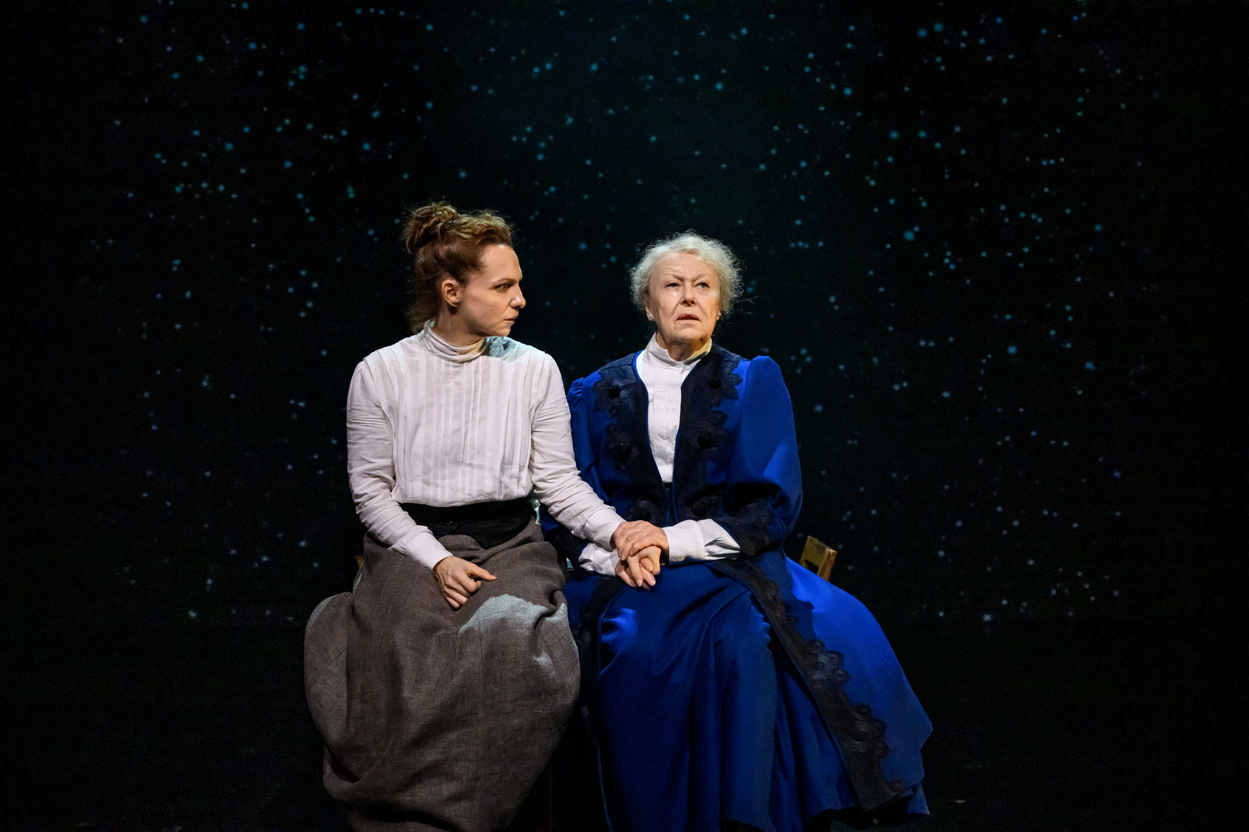 Sofia Papadimitriou Ledarp och Lena-Pia Bernhardsson i Kretsen - om Hilma af Klint. Urpremiär 9 december på Klarascenen, Kulturhuset Stadsteatern.