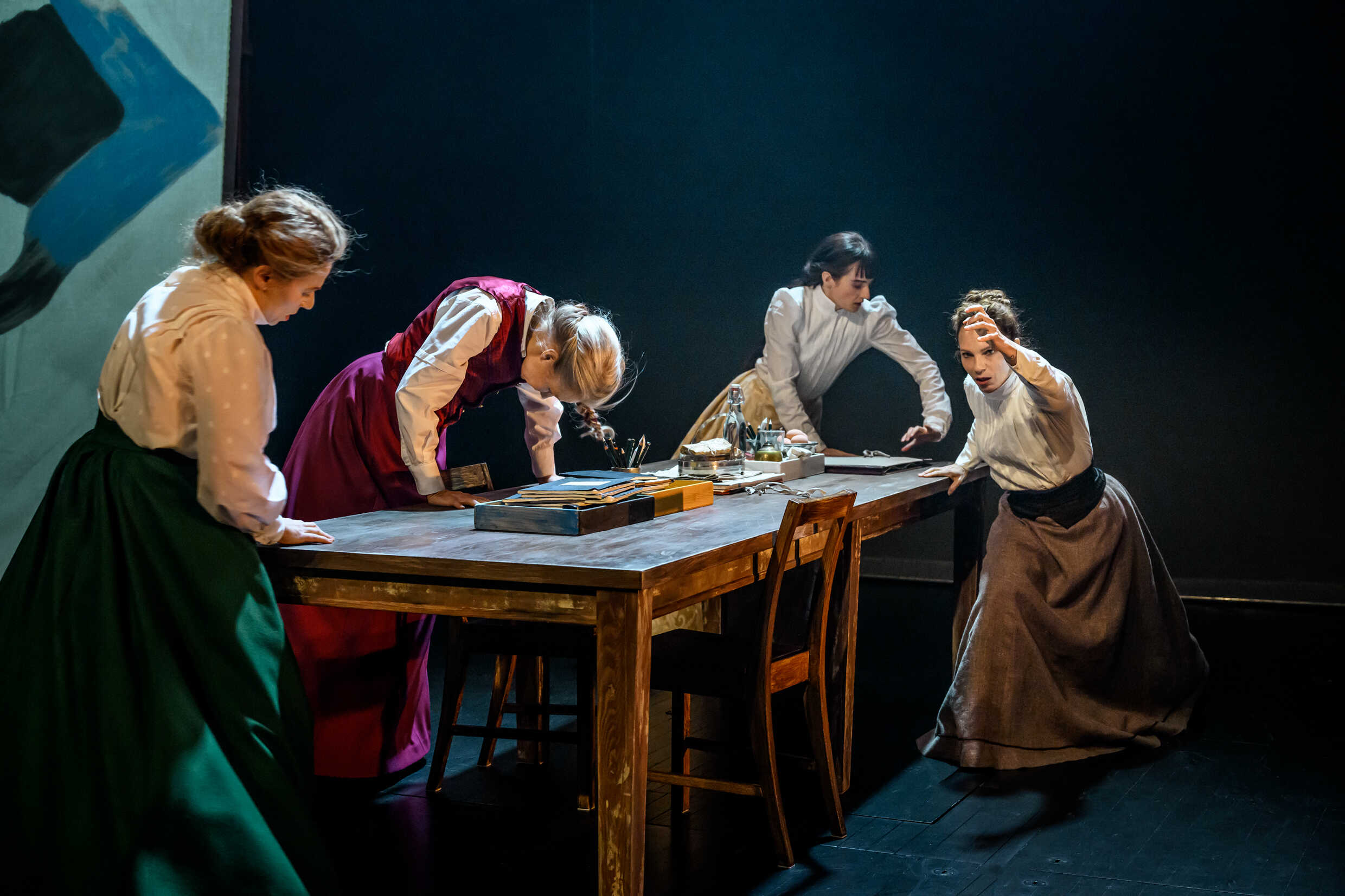 Frida Hallgren, Tova Magnusson, Beata Hedman och Sofia Papadimitriou Ledarp i Kretsen - om Hilma af Klint. Urpremiär 9 december på Klarascenen, Kulturhuset Stadsteatern.