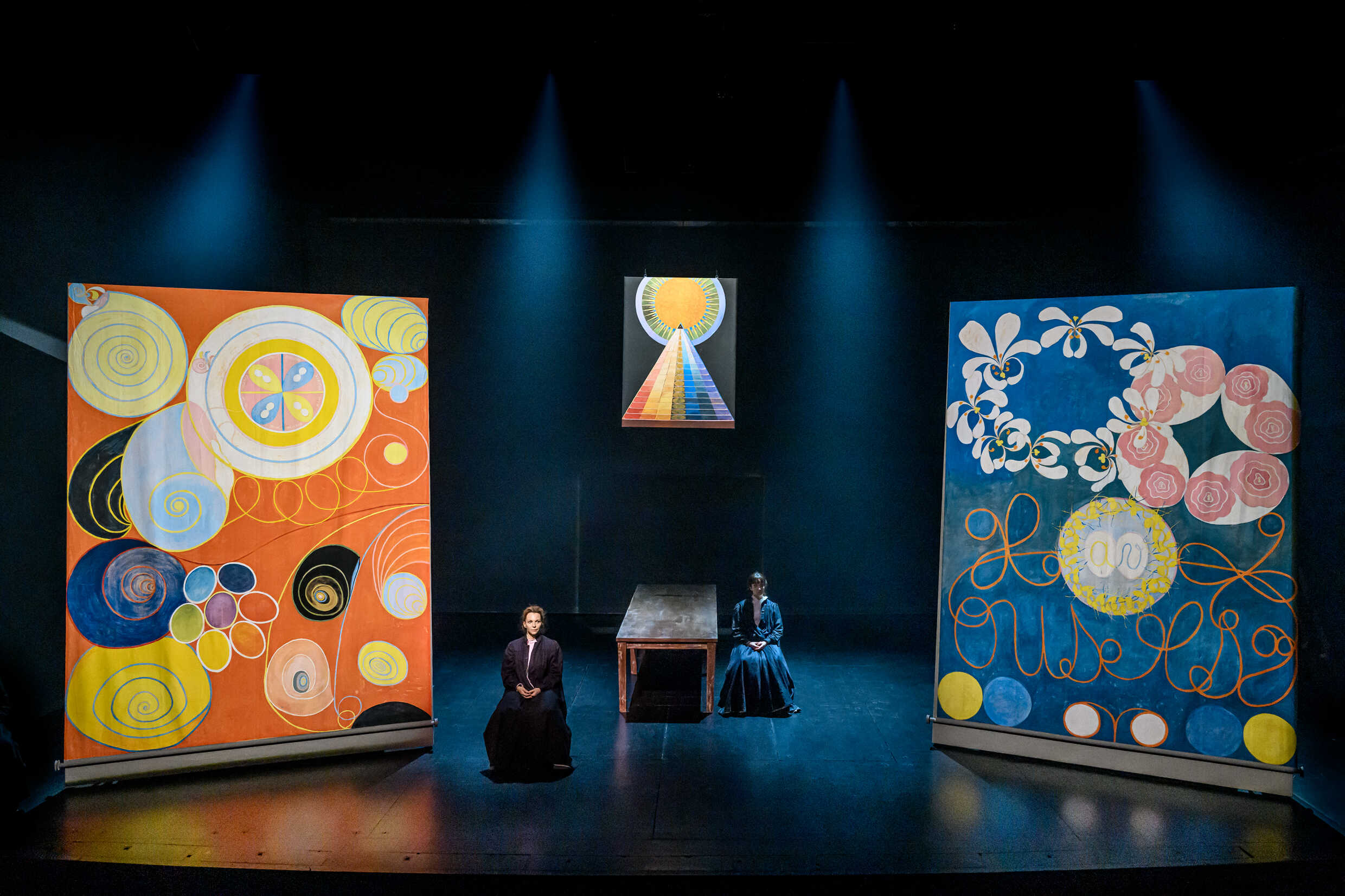 Sofia Papadimitriou Ledarp och Beata Hedman i Kretsen - om Hilma af Klint. Urpremiär 9 december på Klarascenen, Kulturhuset Stadsteatern.