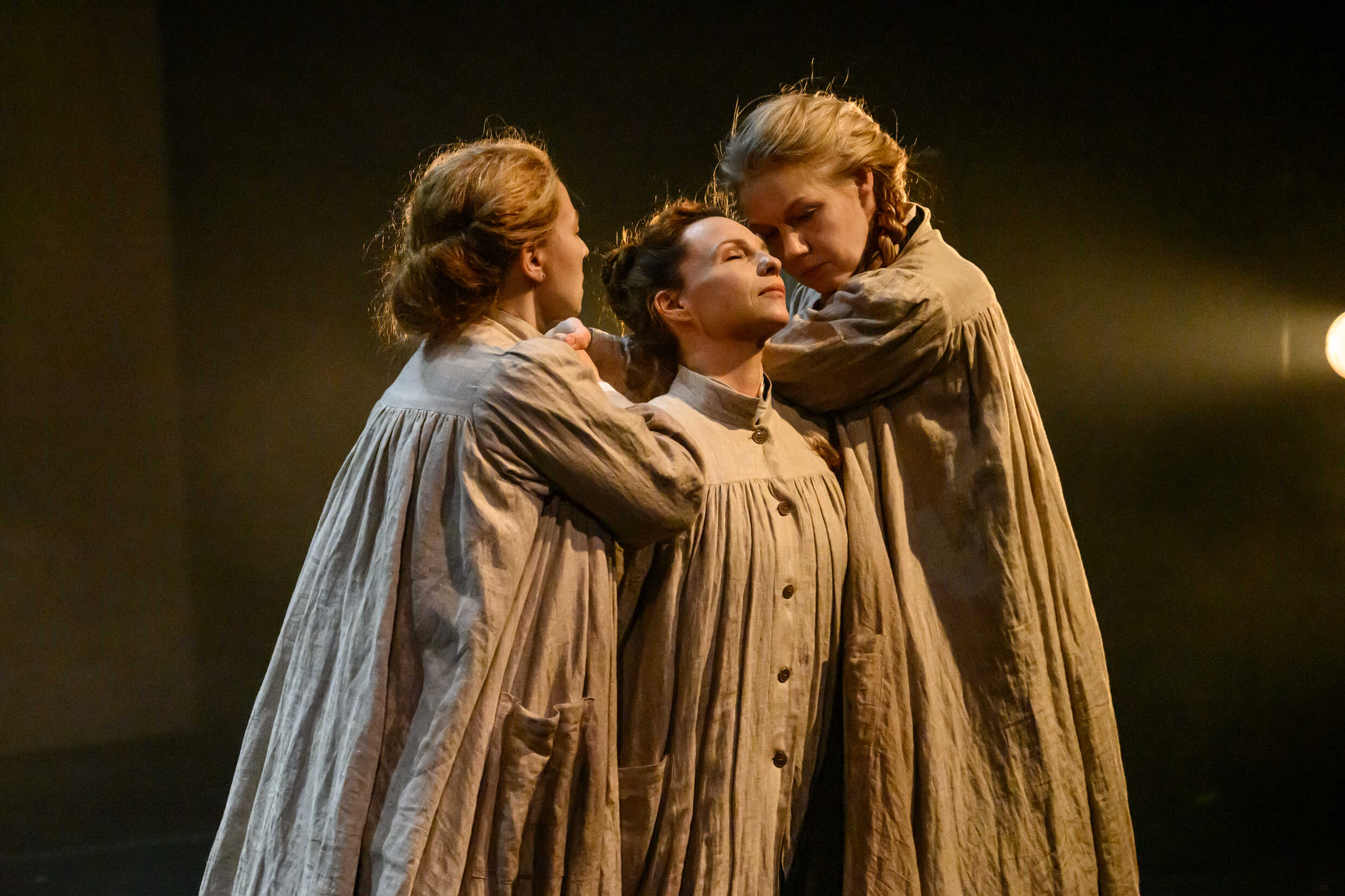 Frida Hallgren, Sofia Papadimitriou Ledarp och Tova Magnusson i Kretsen - om Hilma af Klint. Urpremiär 9 december på Klarascenen, Kulturhuset Stadsteatern.