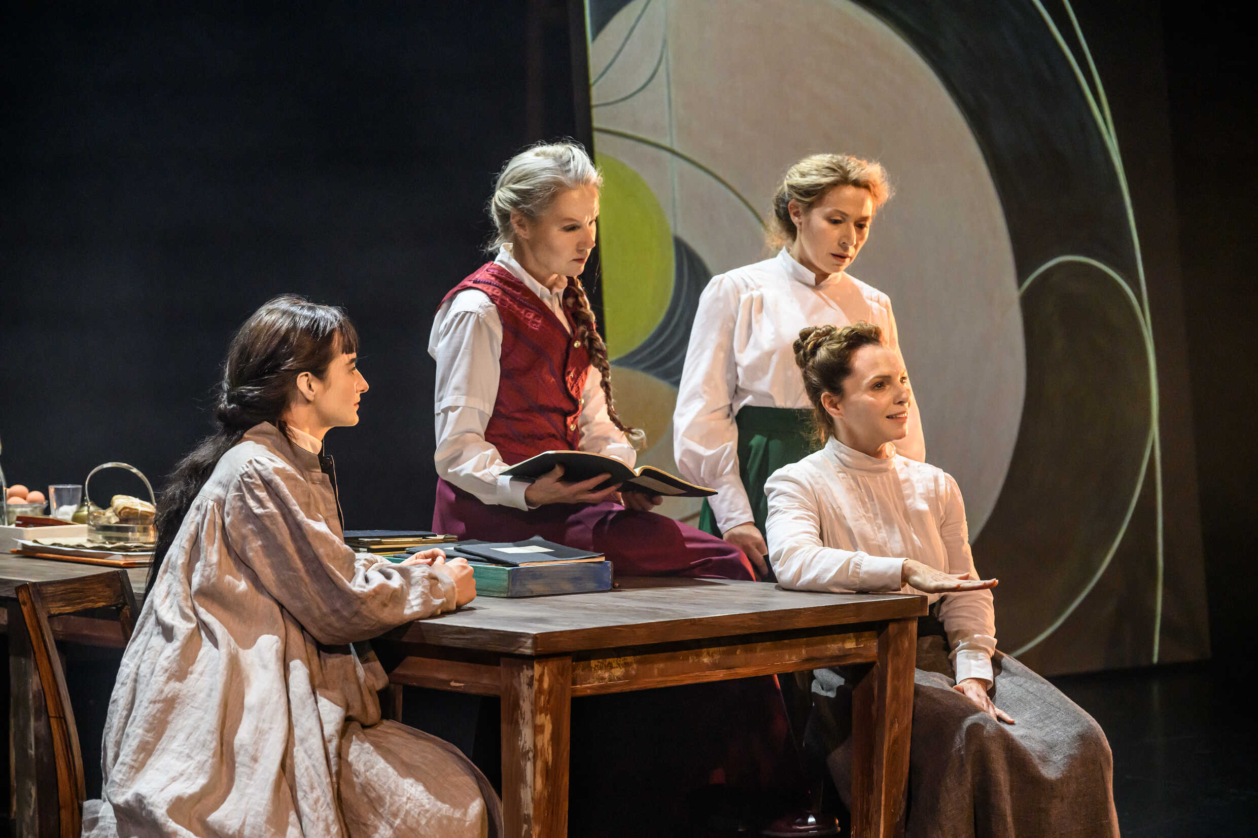 Beata Hedman, Tova Magnusson, Frida Hallgren och Sofia Papadimitriou Ledarp i Kretsen - om Hilma af Klint. Urpremiär 9 december på Klarascenen, Kulturhuset Stadsteatern.
