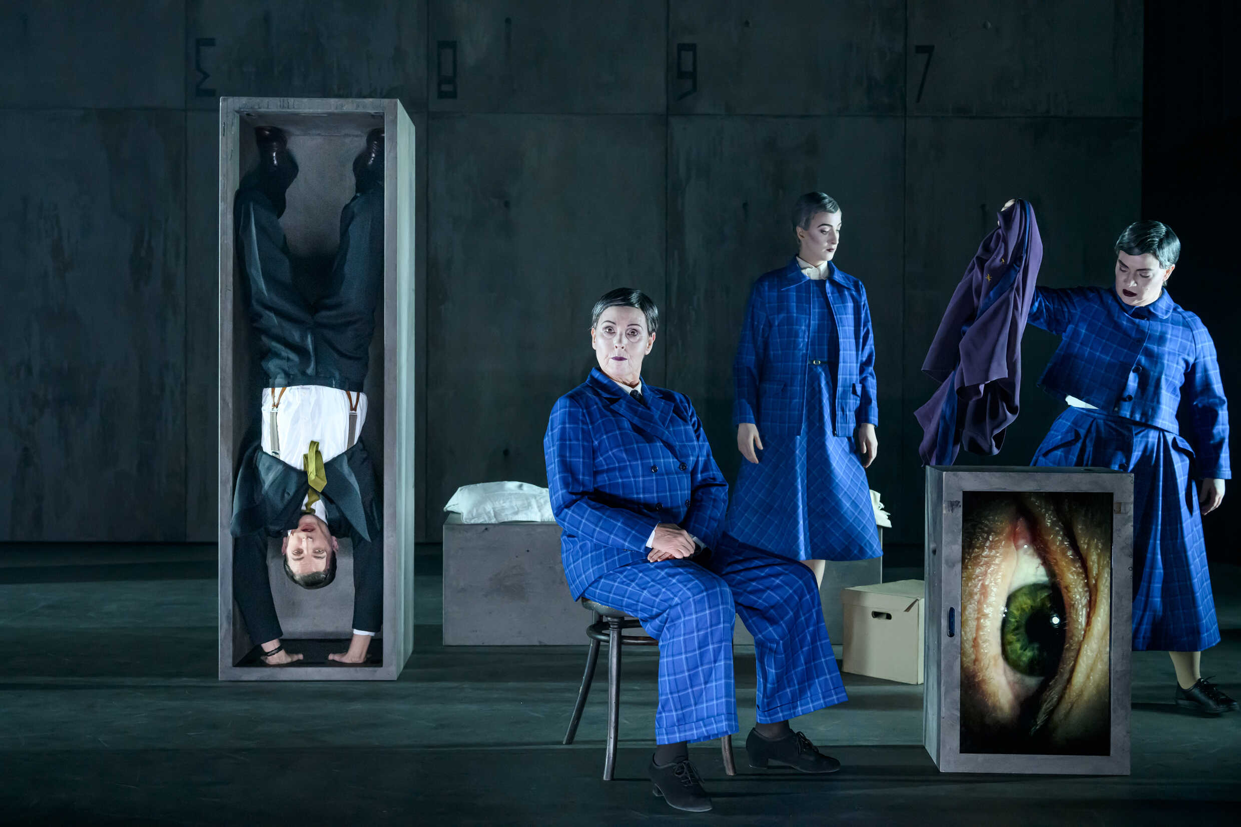 Fabian Hedlund, Kajsa Reingardt, Karin Li Körsbärsdal och Rita Lemivaara i Processen. Premiär 8 december på Lilla scenen, Kulturhuset Stadsteatern