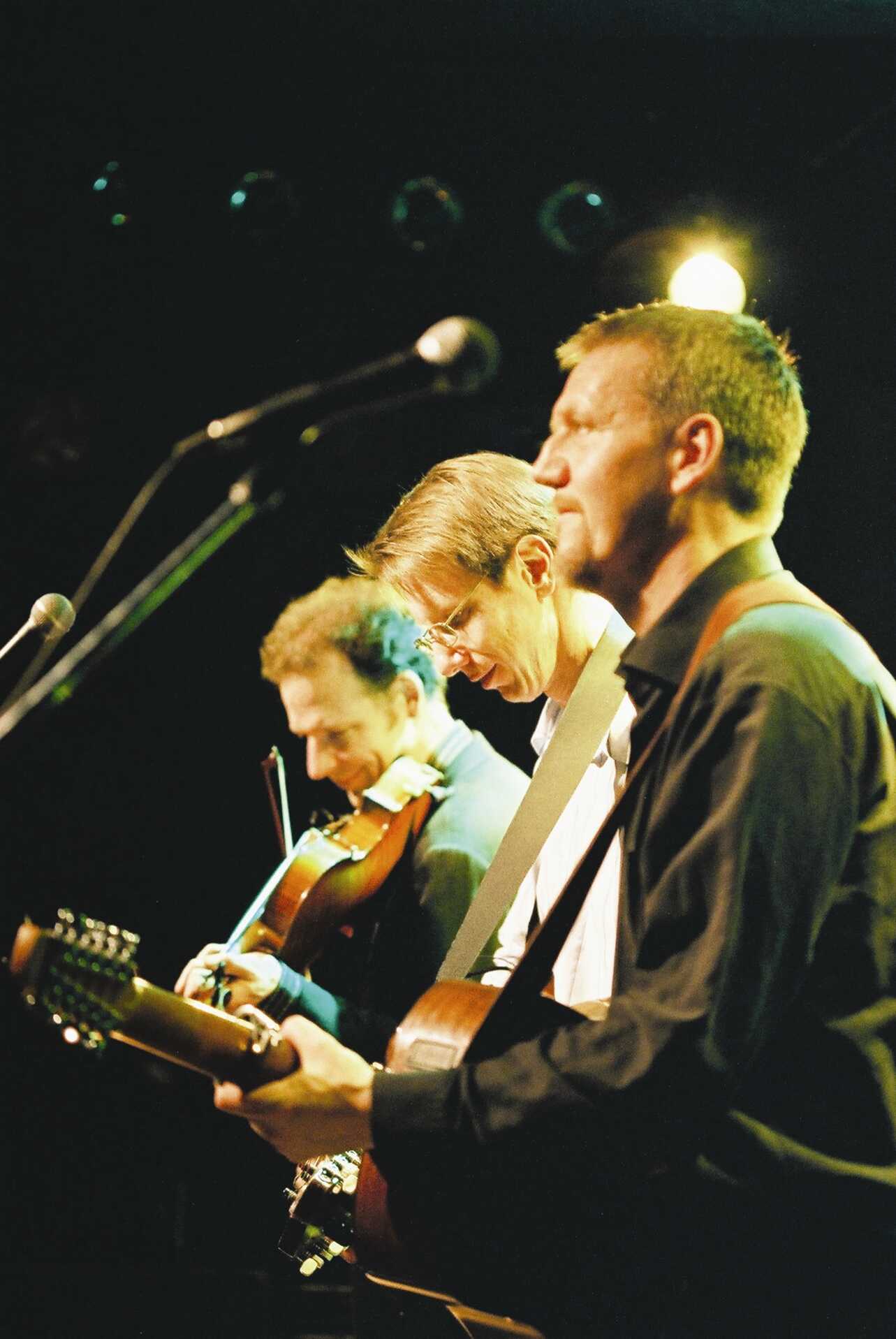 Parkteatern: Grä(n)slöst, Danscocktail. Folkmusikgruppen Väsen. Mikael Marin, Olov Johansson och Roger Tallroth.
