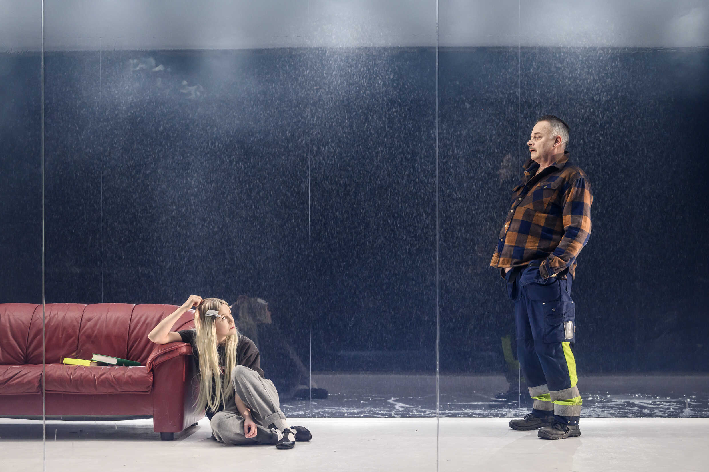 Matilda Ragnerstam och Gerhard Hoberstorfer i Gengångare. Premiär 2 februari på Klarascenen, Kulturhuset Stadsteatern.