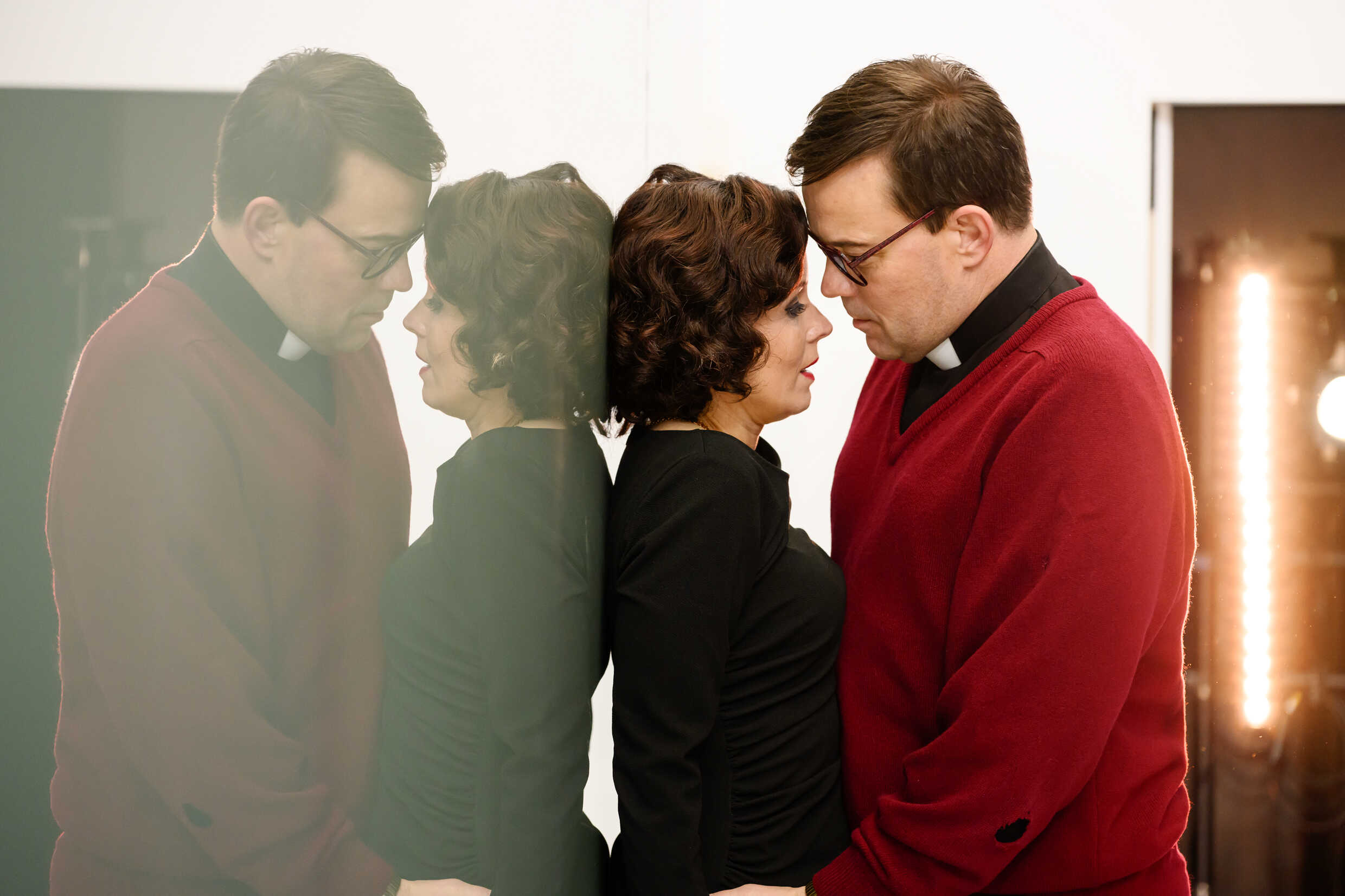 Helena af Sandberg och Johannes Kuhnke i Gengångare. Premiär 2 februari på Klarascenen, Kulturhuset Stadsteatern.