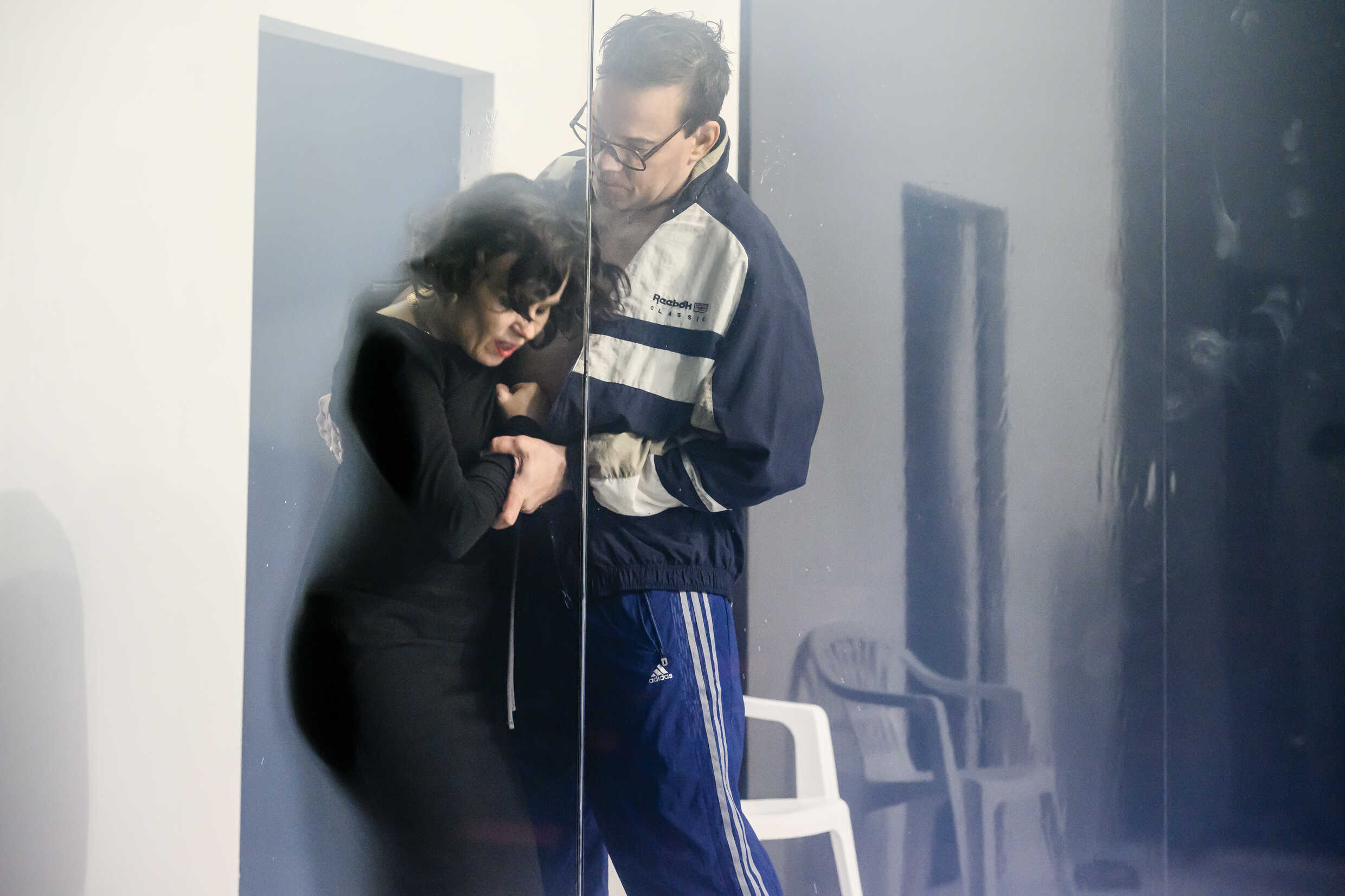 Helena af Sandberg och Johannes Kuhnke i Gengångare. Premiär 2 februari på Klarascenen, Kulturhuset Stadsteatern.