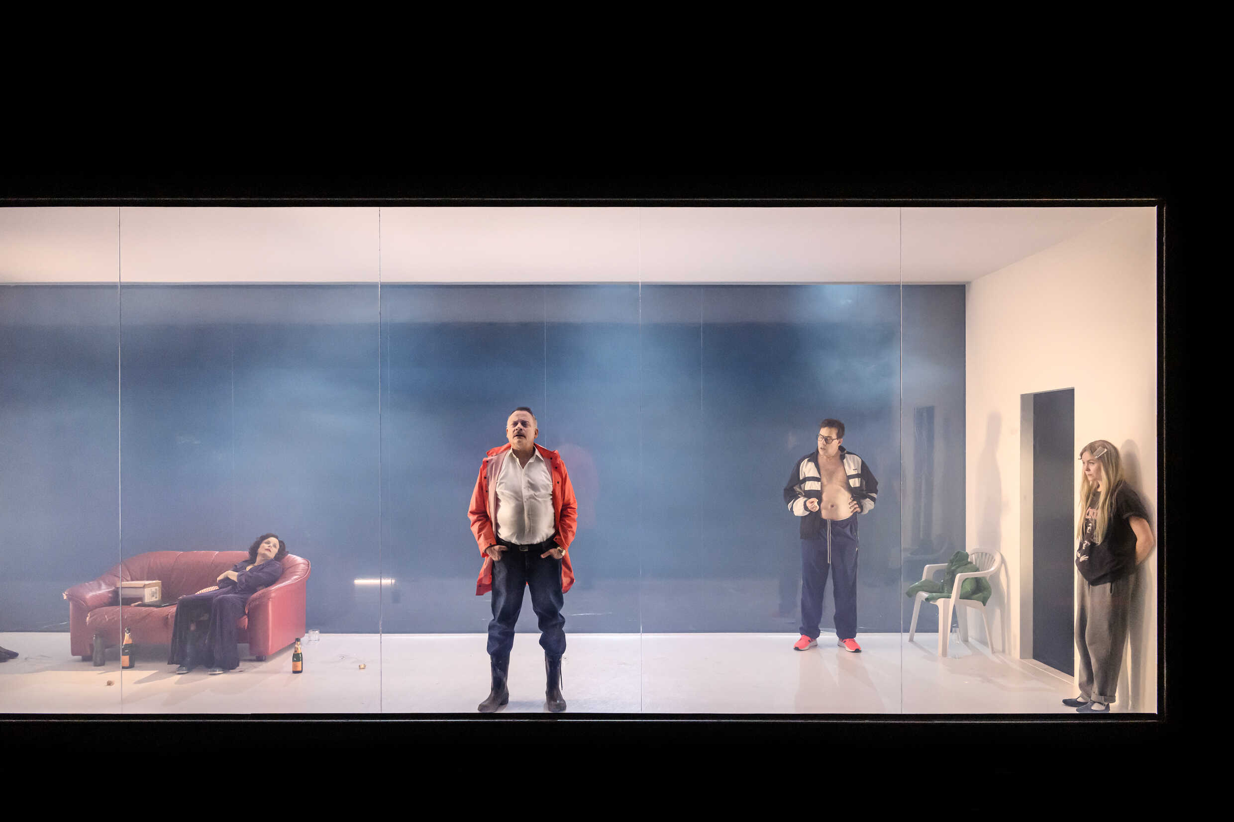 Helena af Sandberg, Gerhard Hoberstorfer, Johannes Kuhnke och Matilda Ragnerstam i Gengångare. Premiär 2 februari på Klarascenen, Kulturhuset Stadsteatern.