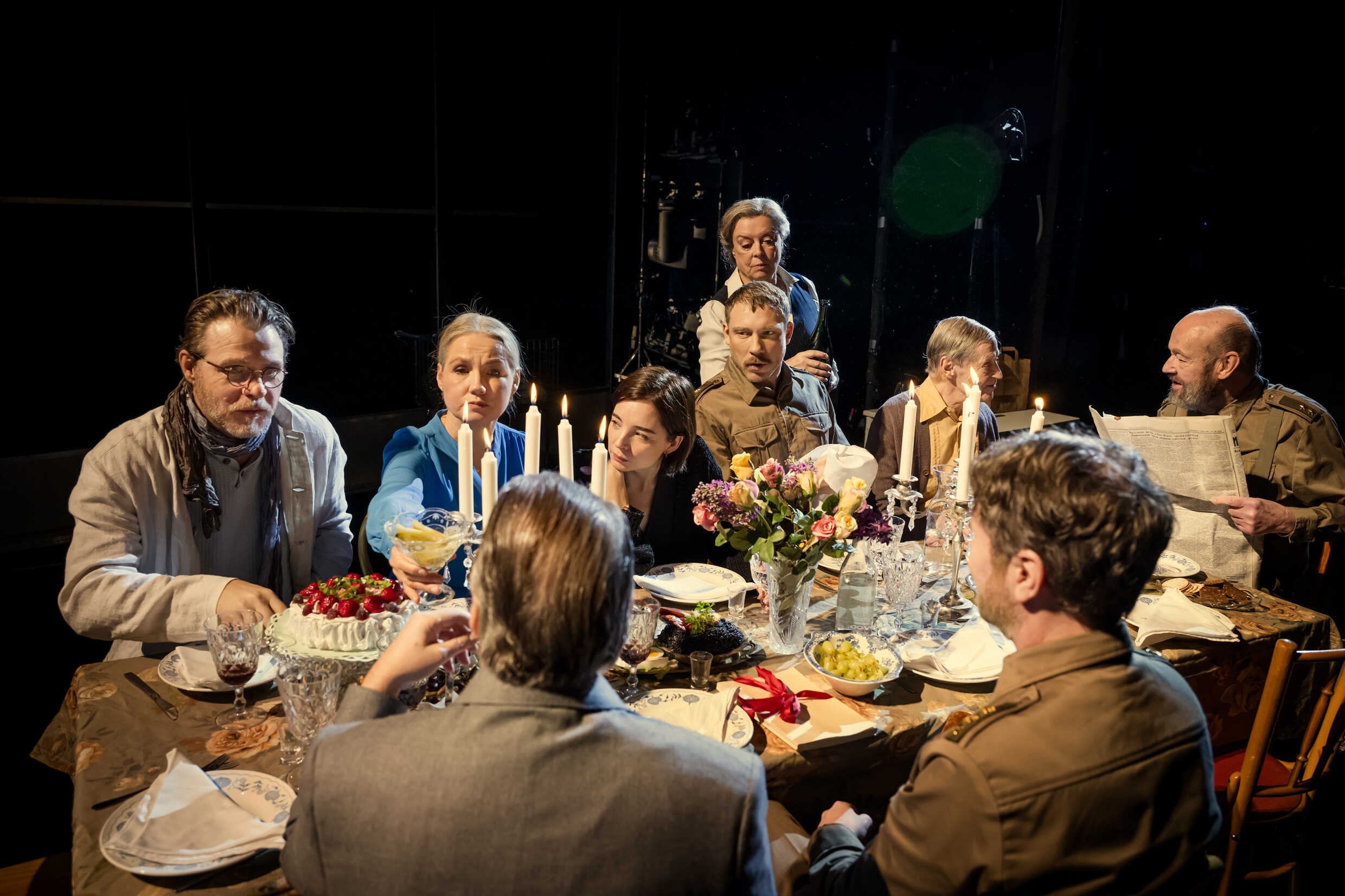 Delar av ensemblen i Tre systrar. Premiär 23 februari på Stora scenen, Kulturhuset Stadsteatern.