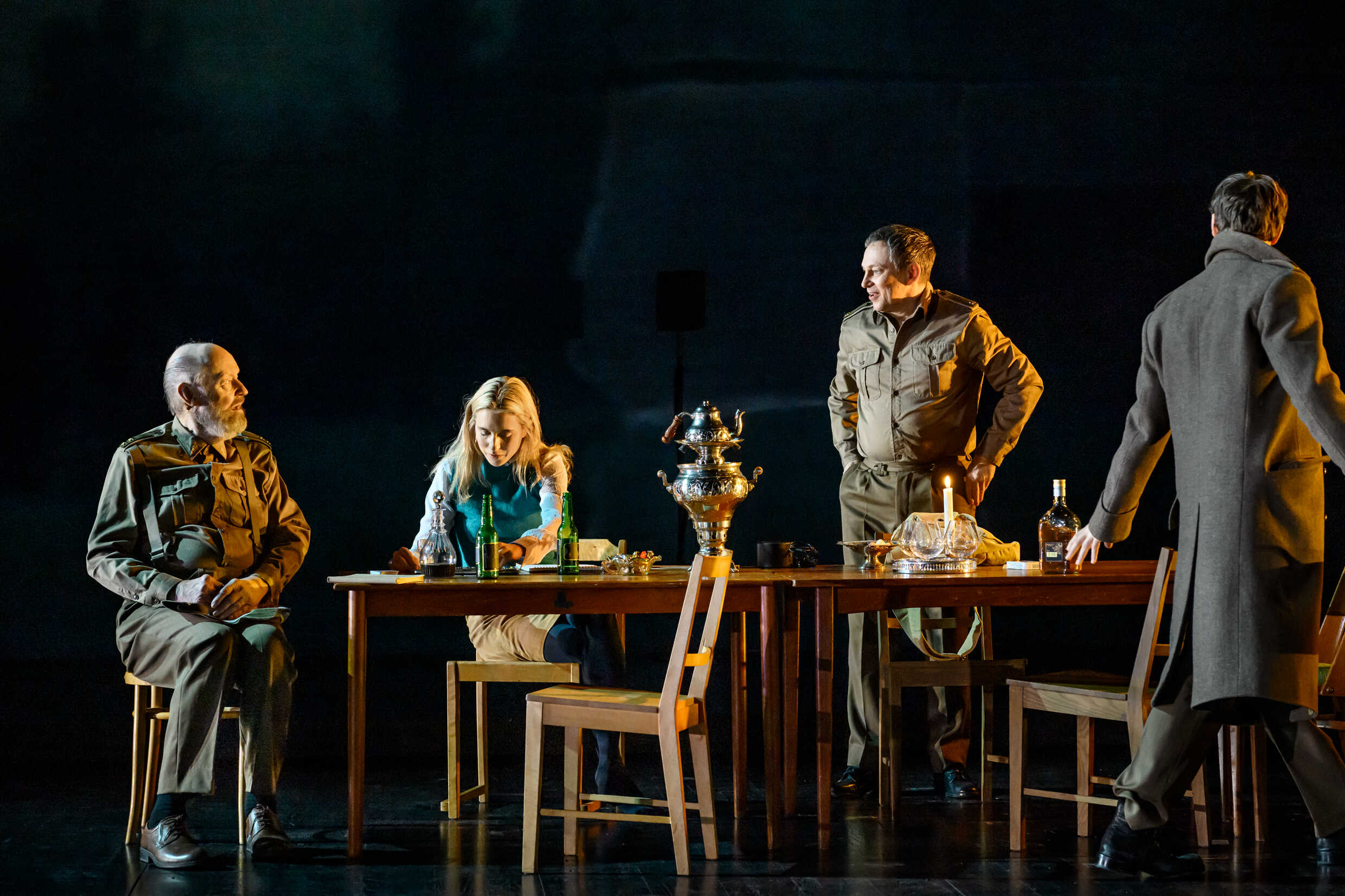 Sten Ljunggren, Carla Sehn, Anders Johannisson och Adam Pålsson i Tre systrar. Premiär 23 februari på Stora scenen, Kulturhuset Stadsteatern.