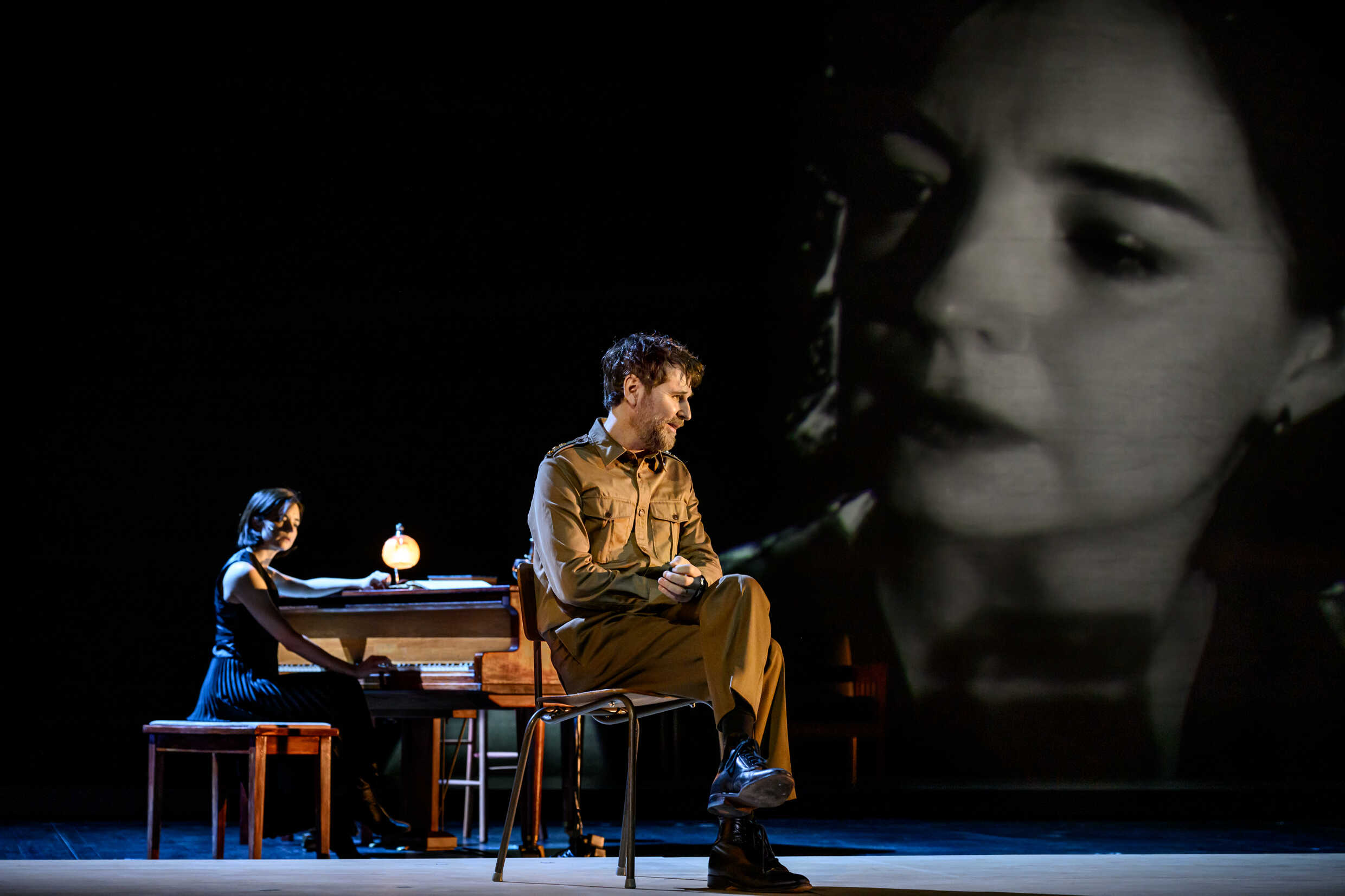 Louise Peterhoff och Shanti Roney i Tre systrar. Premiär 23 februari på Stora scenen, Kulturhuset Stadsteatern.