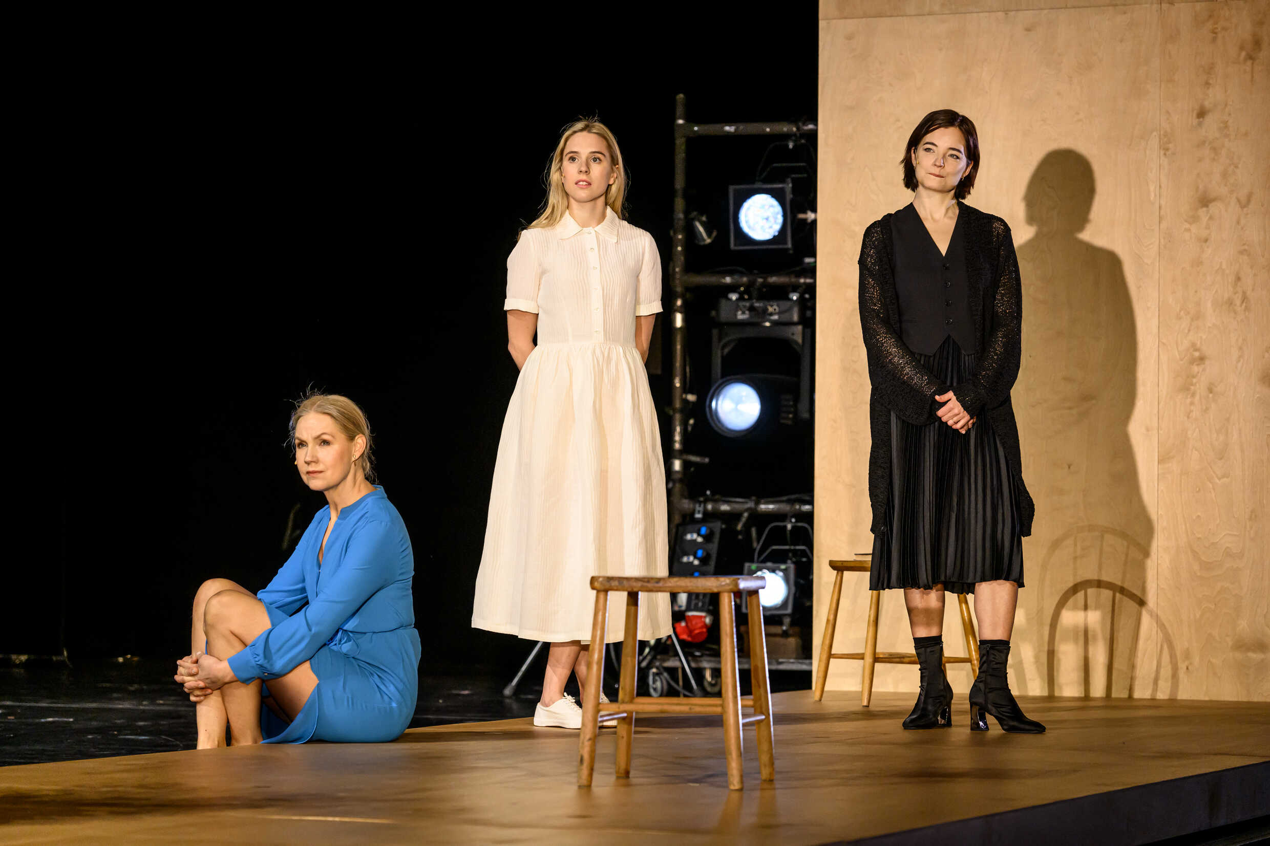 Tova Magnusson, Carla Sehn och Louise Peterhoff i Tre systrar. Premiär 23 februari på Stora scenen, Kulturhuset Stadsteatern.
