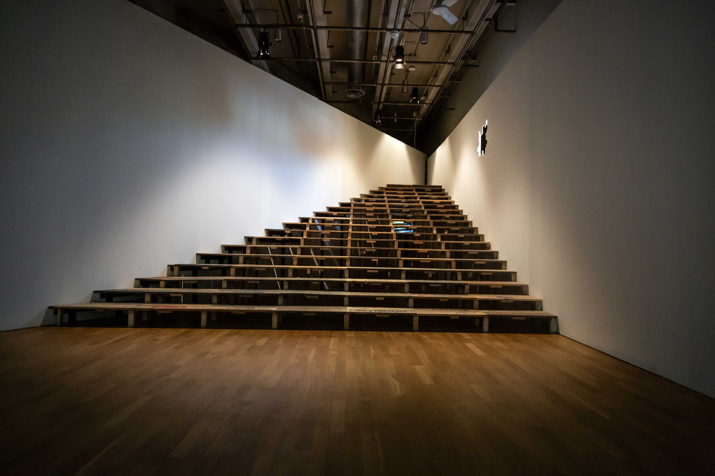 Verk av Toxoplasma. Utställningen "Gör det själv" på Kulturhuset Stadsteatern.
