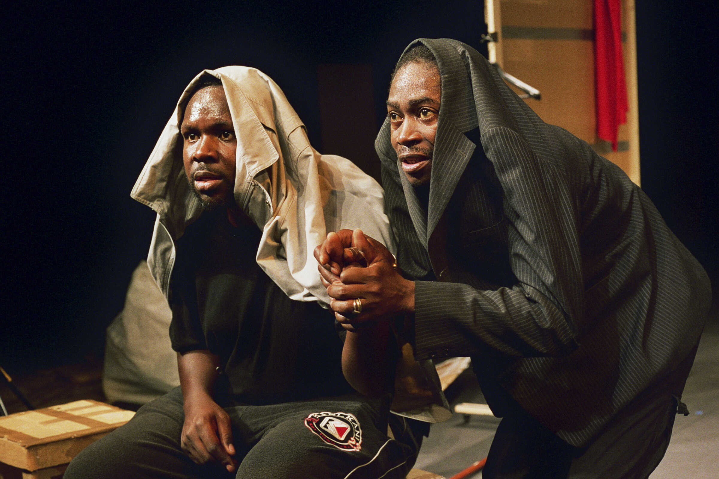 Pitcho Womba Konga och Habib Dembélé i Sizwe Banzi est mort från Theatre des Bouffes du Nord