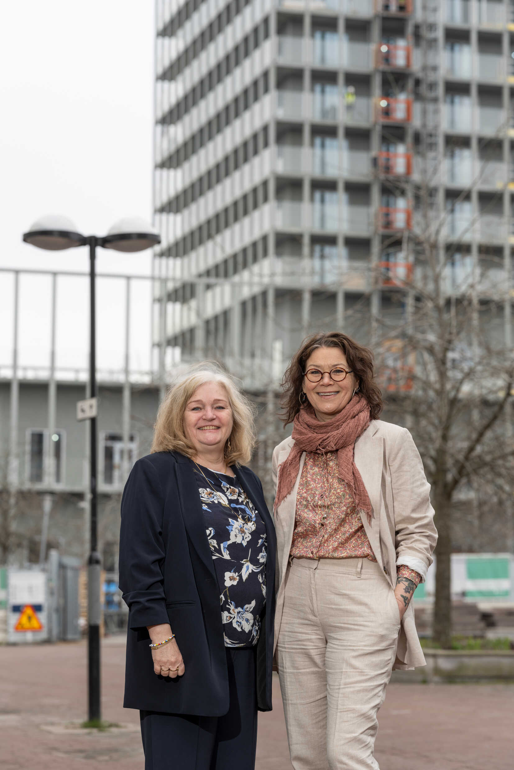 Åsa Wigfeldt, VD Stockholmshem och Malin Dahlberg, VD Kulturhuset Stadsteatern utanför det nya 23-våningshuset i Skärholmen.