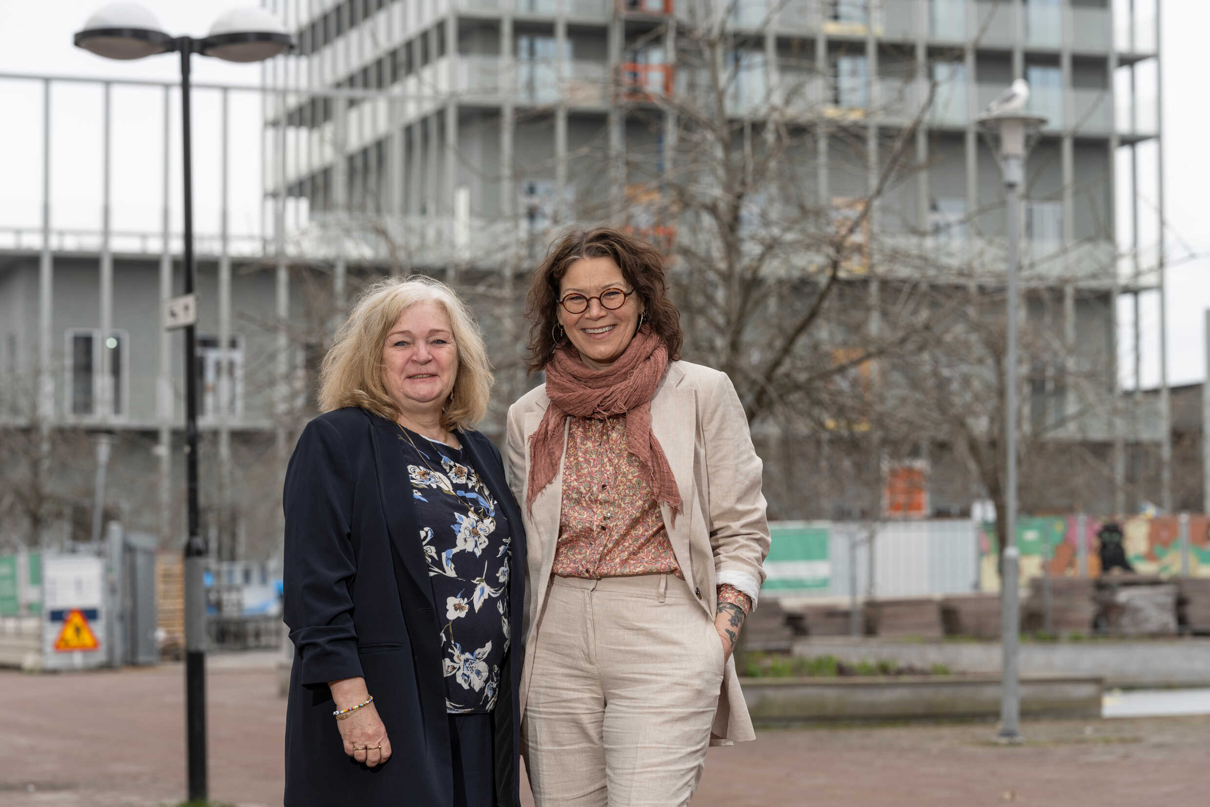 Åsa Wigfeldt, VD Stockholmshem och Malin Dahlberg, VD Kulturhuset Stadsteatern utanför det nya 23-våningshuset i Skärholmen.