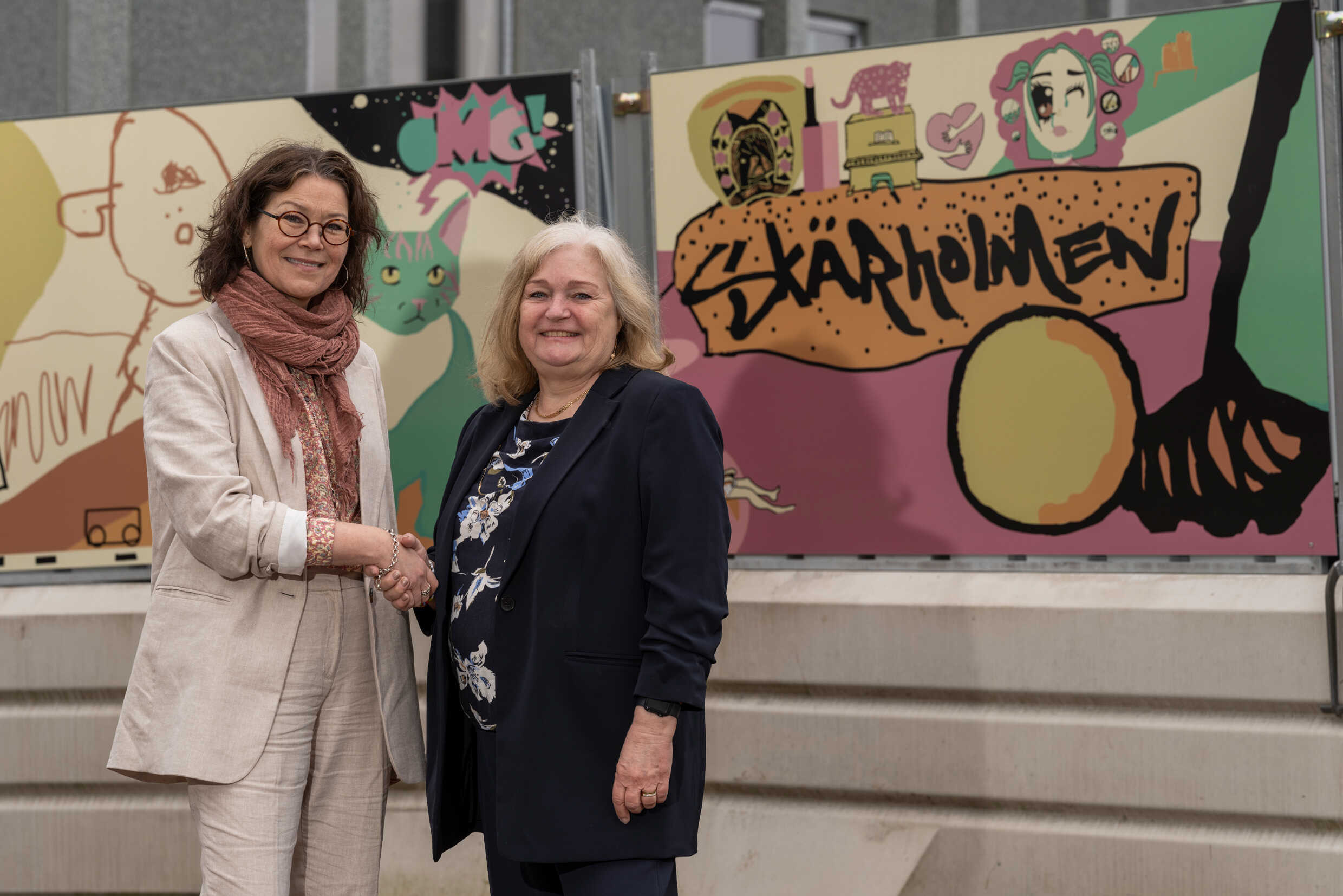 Åsa Wigfeldt, VD Stockholmshem och Malin Dahlberg, VD Kulturhuset Stadsteatern utanför det nya 23-våningshuset i Skärholmen.