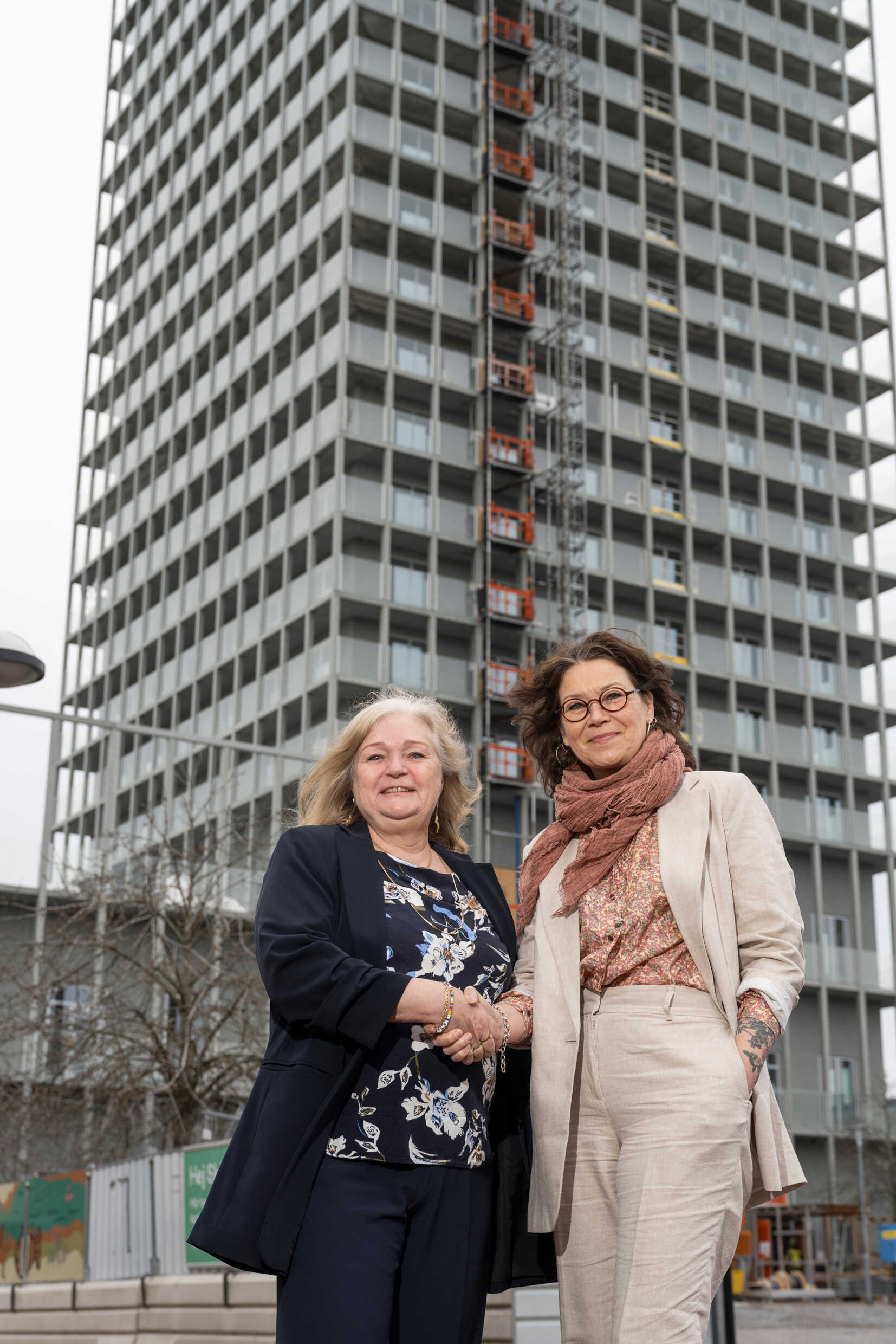 Åsa Wigfeldt, VD Stockholmshem och Malin Dahlberg, VD Kulturhuset Stadsteatern utanför det nya 23-våningshuset i Skärholmen.