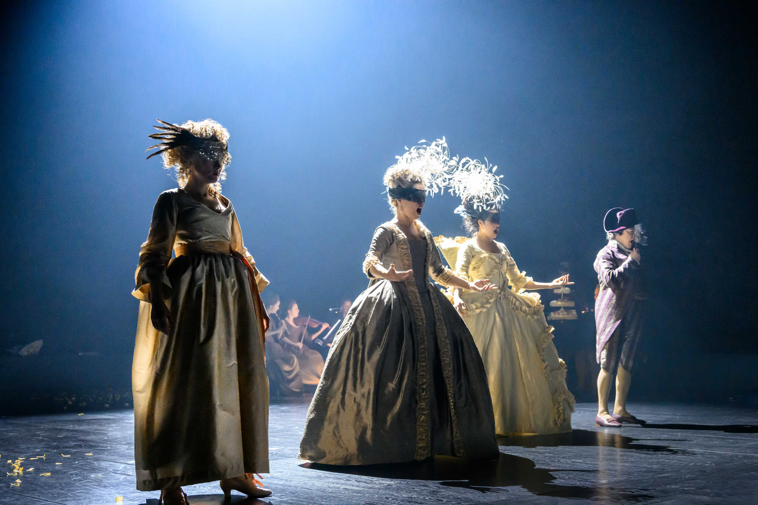 Maja Rung, Katija Dragojevic, Sanna Gibbs, Peter Kajlinger  samt Hannah Törnell Wettermark och Alva Press i bakgrunden. Amadeus har premiär 7 februari på Stora scenen, Kulturhuset Stadsteatern.