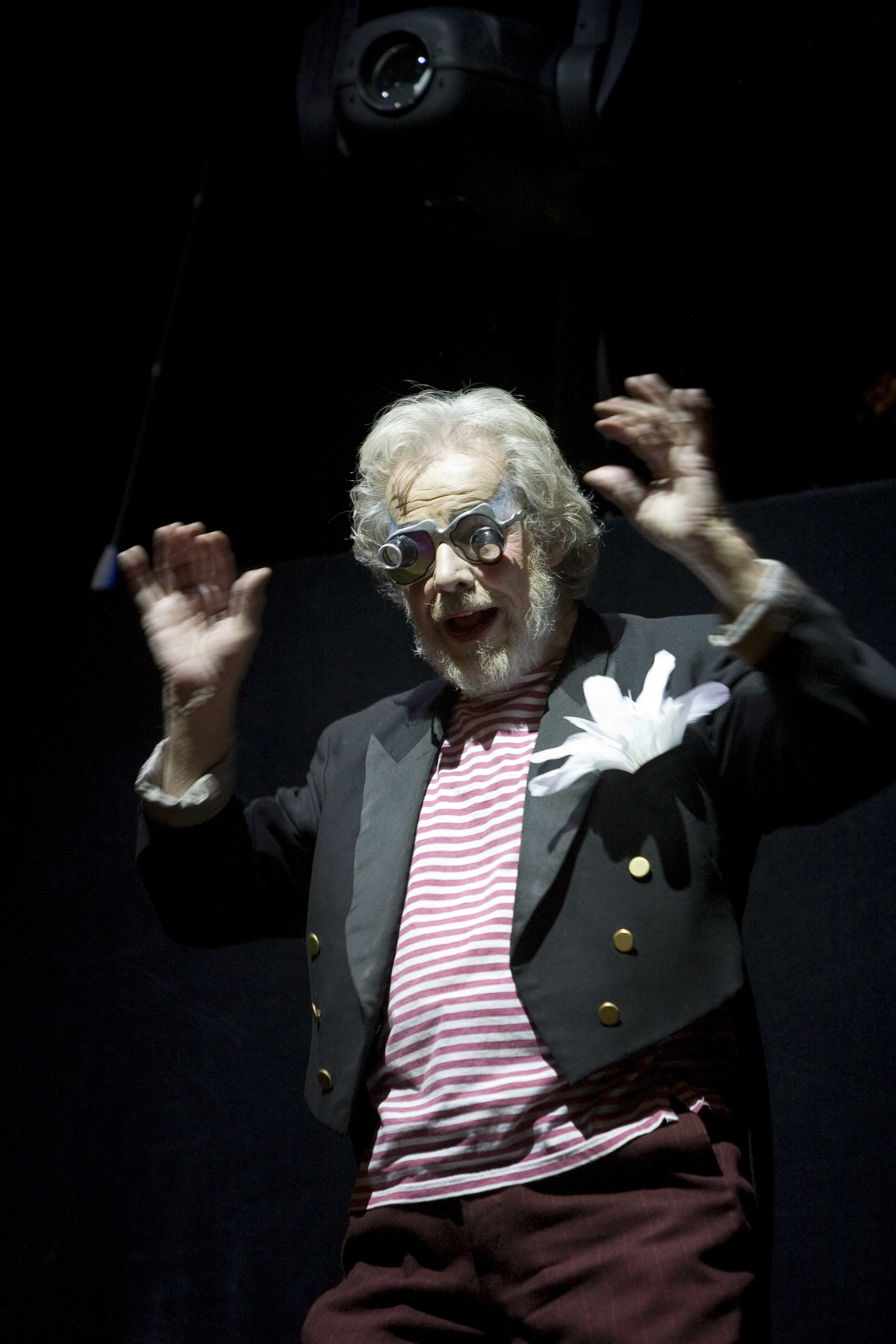 Sven Wollter i Momo eller kampen om tiden på Stockholms stadsteater Skärholmen i samproduktion med Cirkus Cirkör