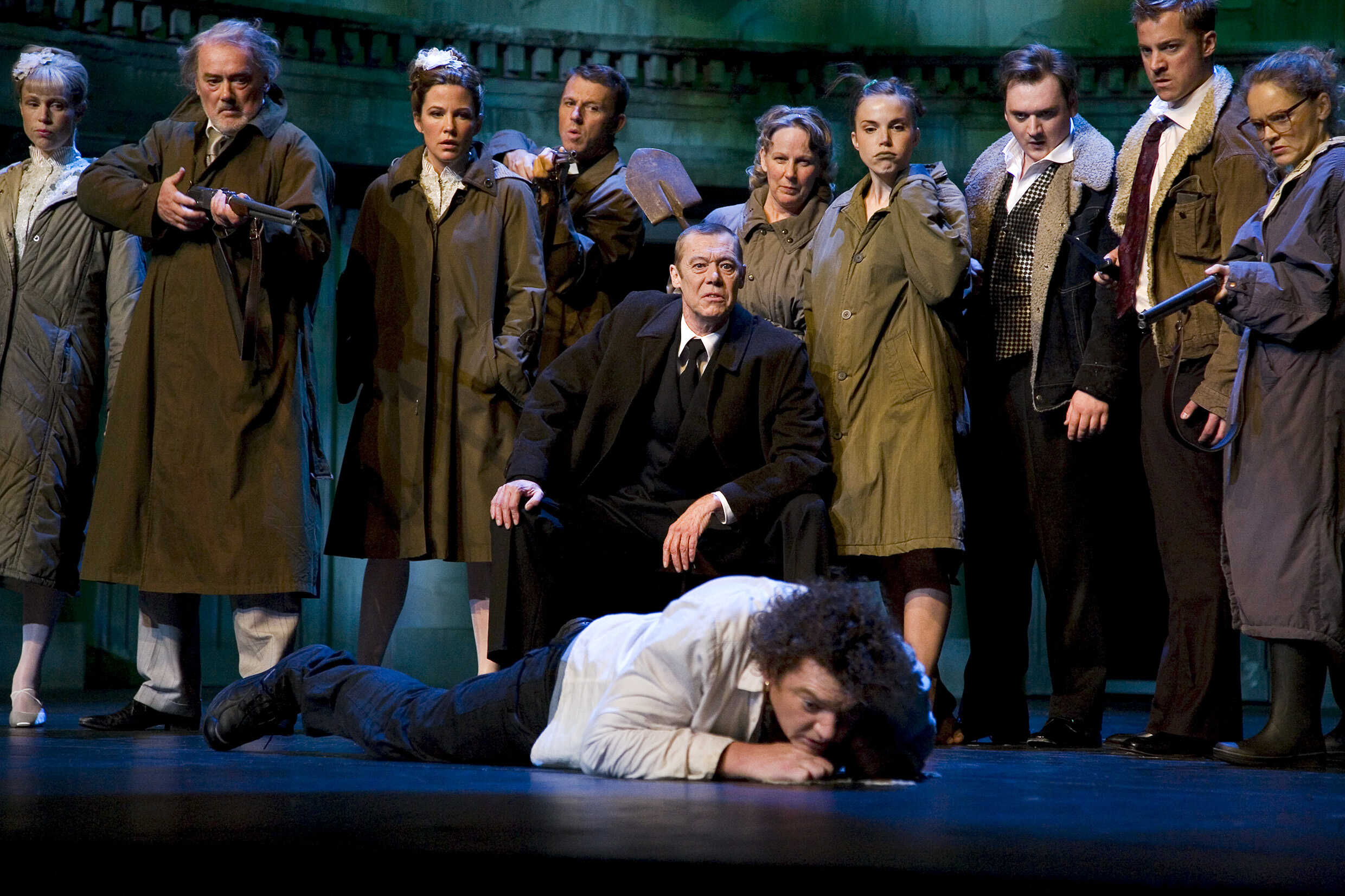 Ensemblen i Peer Gynt på Stockholms stadsteater