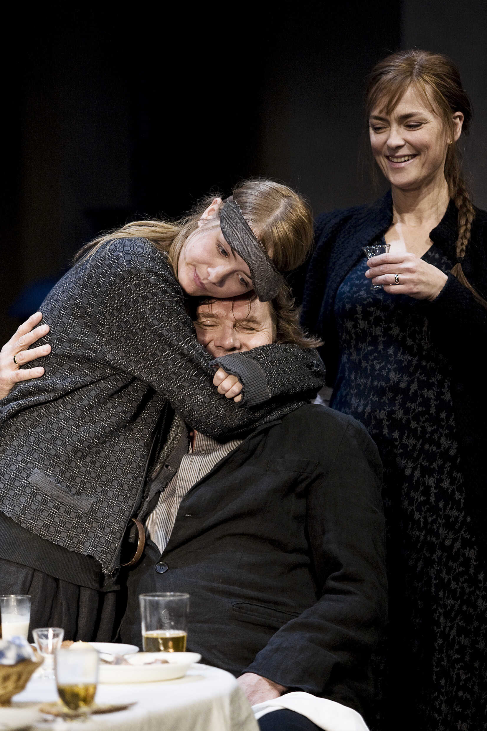 Josefin Ljungman, Johan Rabaeus och Marie Richardson i Vildanden på Stockholms stadsteater