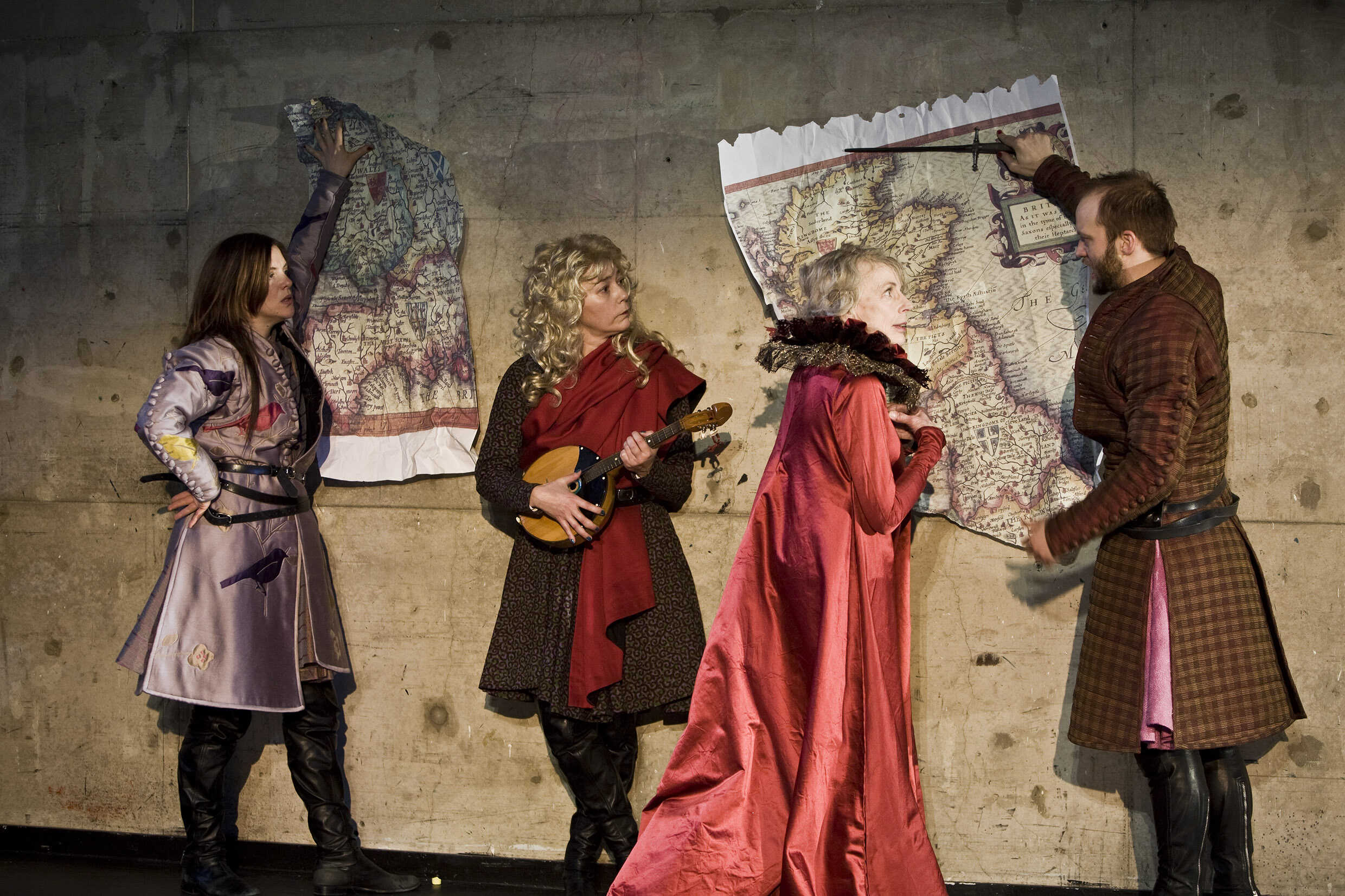 Från vänster: Cilla Thorell, Malin Cederbladh, Pia Dafne Baeckström, Gustav Deinoff i Edvard den andre på Unga Klara/stockholms stadsteater