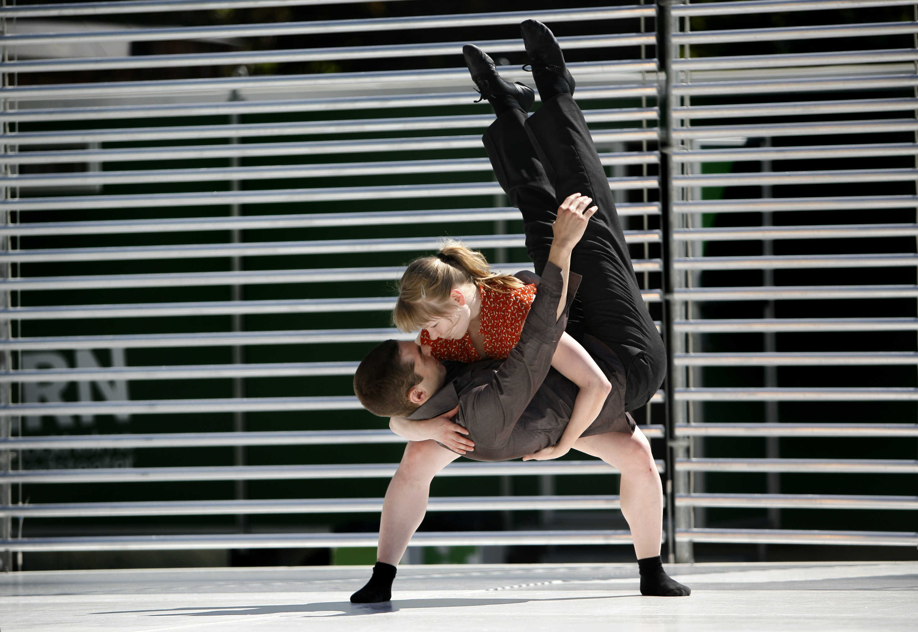 Hurt presenterad av Norrdans. Koreografi Thomas Noone. Dansare: Marjut Seini och Adel Andersson.