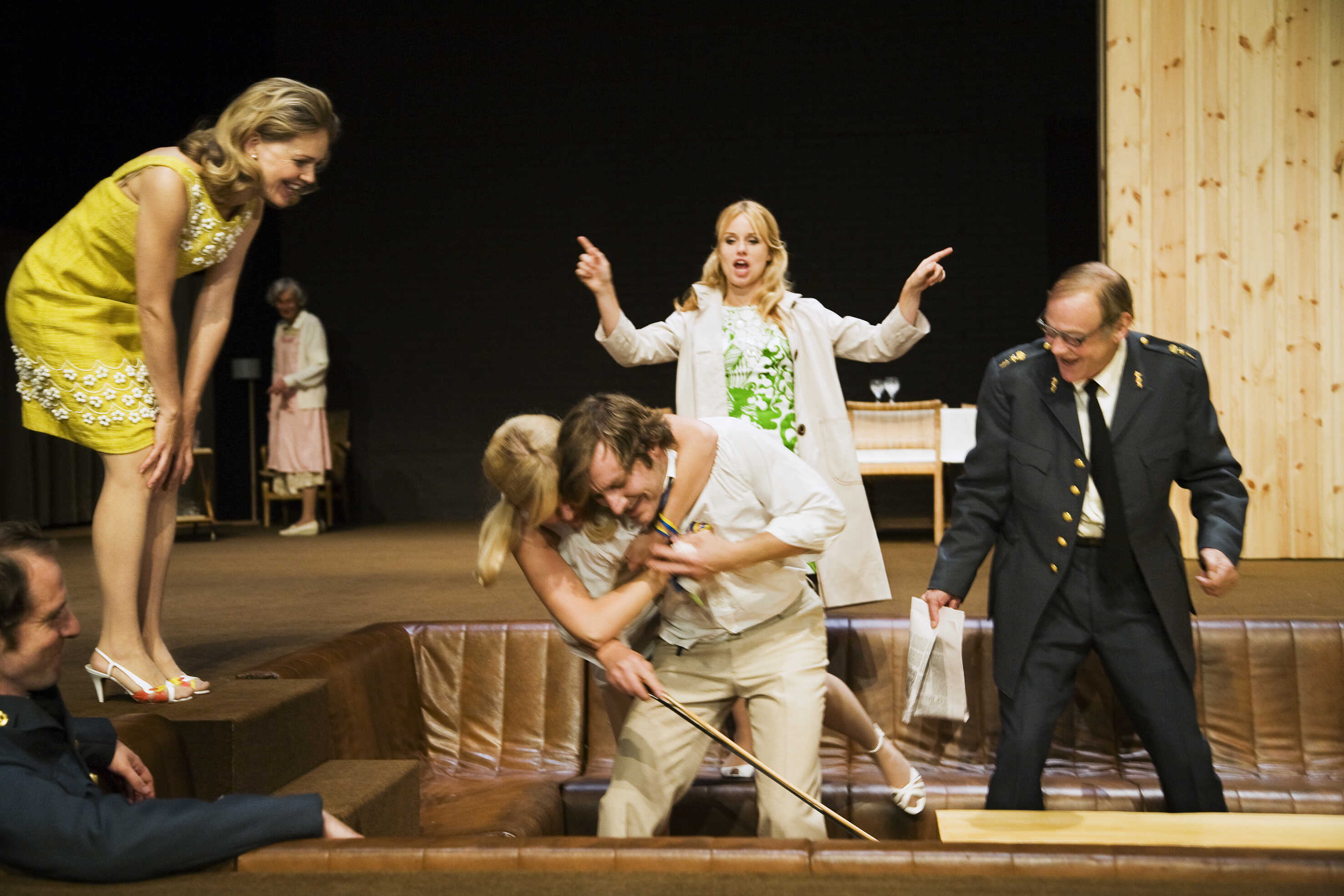 Andreas Kundler, Ann-Sofe Rase, Inga Landgré, Josefin Ljungman, Magnus Krepper, Helena av Sandberg och Sten Ljunggren i Tre systrar, premiär 19 september på Stockholms stadsteater.