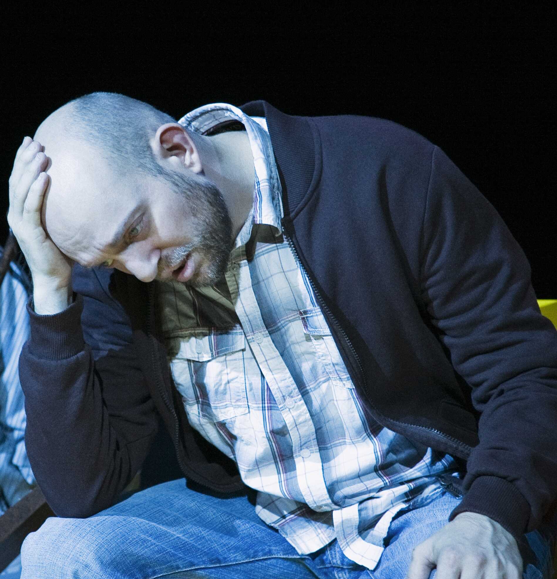 Joel Lundgren i Fem gånger Gud. Premiär 16 okt på Stockholms stadsteater Skärholmen