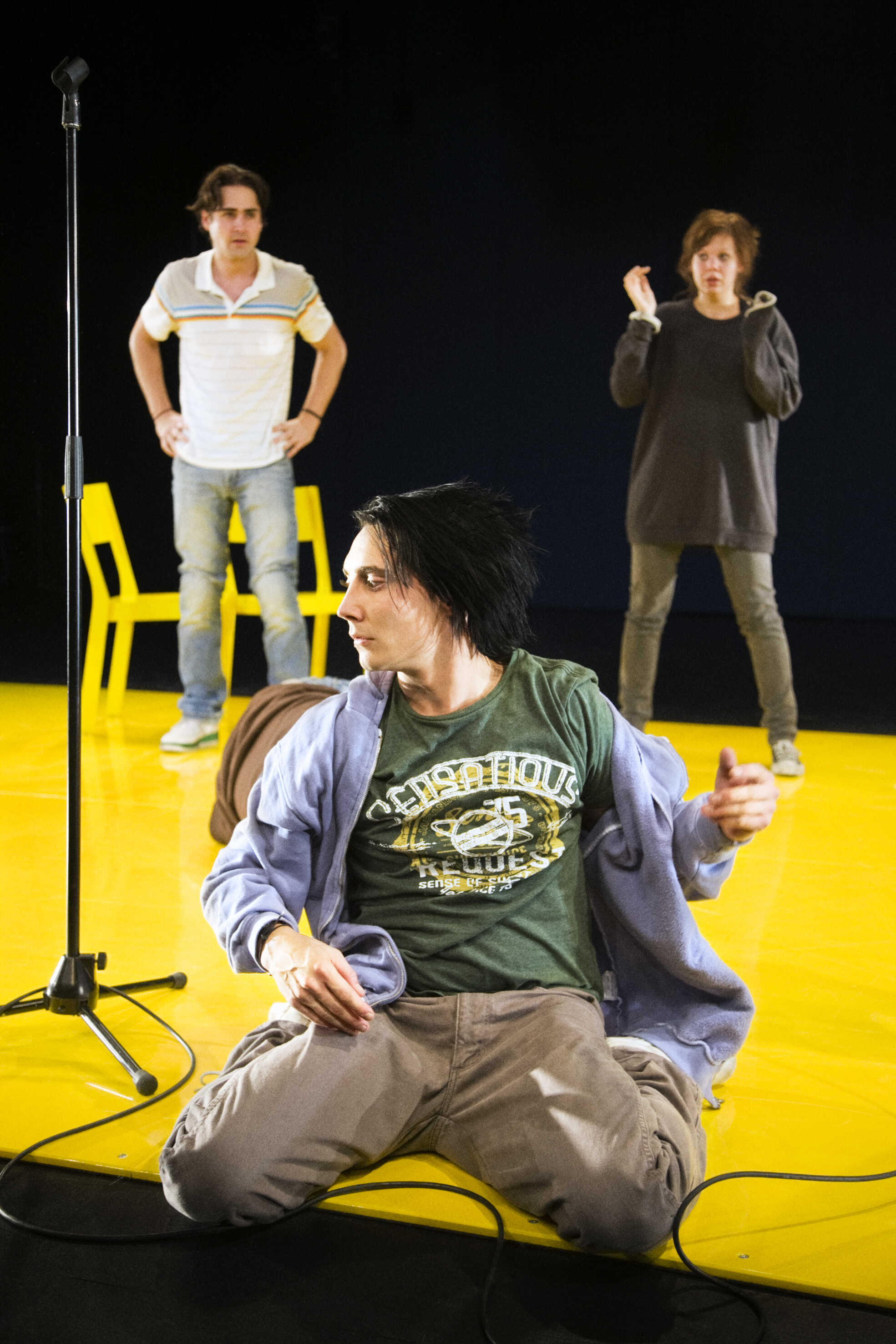 Michael Jonsson (förgrunden), Jonatan Rodriguez och Thérèse Svensson i Fem gånger Gud. Premiär 16 okt på Stockholms stadsteater Skärholmen.