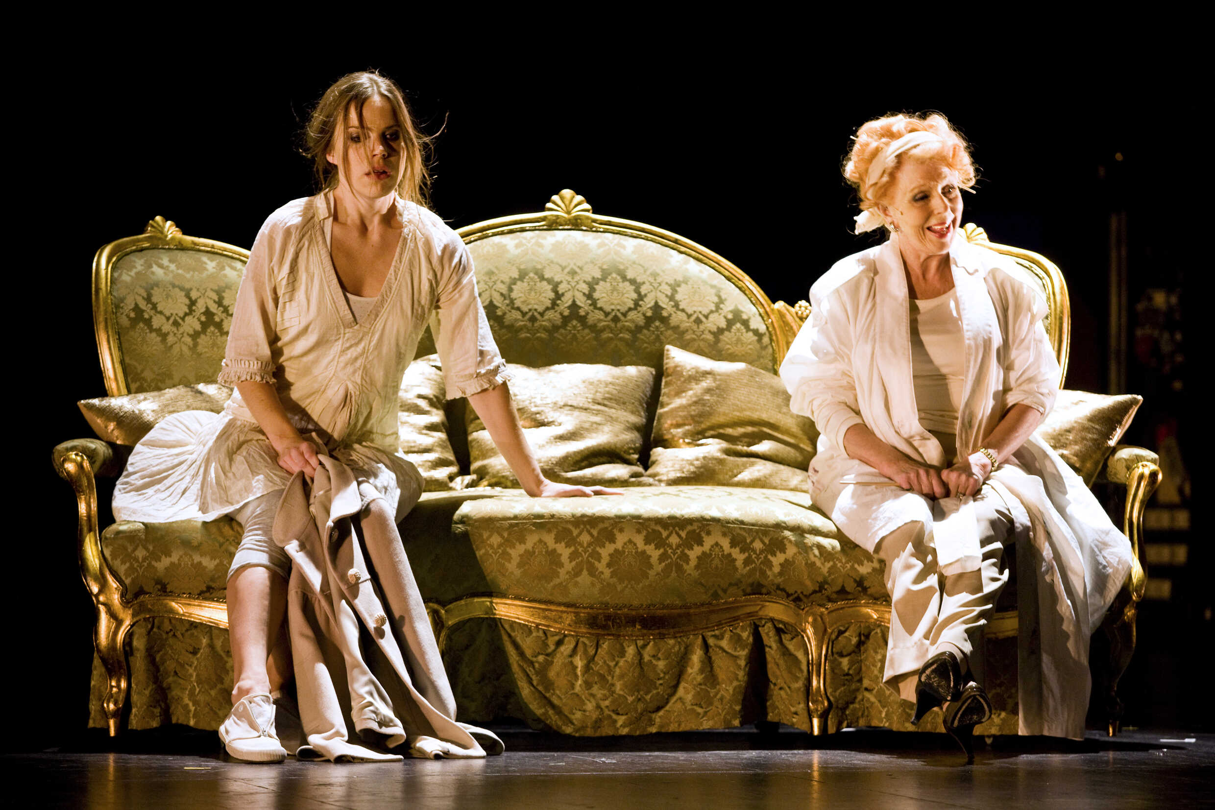 Maria Salomaa och Meg Westergren i Allt om min mamma. Premiär 14 november 2008 på Stora scenen.