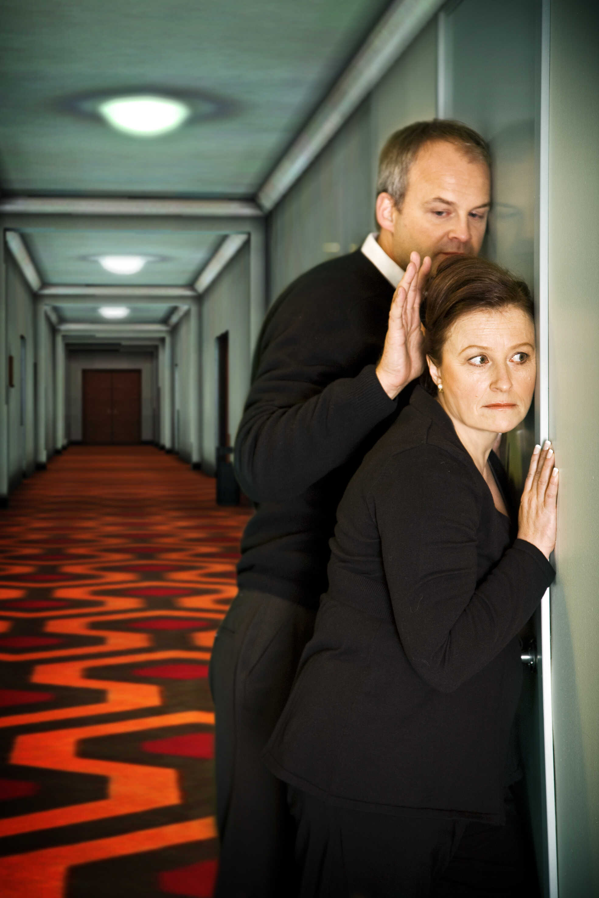 Johan Rheborg och Gunilla Röör i Mellanrum. Urpremiär på Bryggan 11 februari 2009. (Foto Petra Hellberg, illustration Palle Torsson)