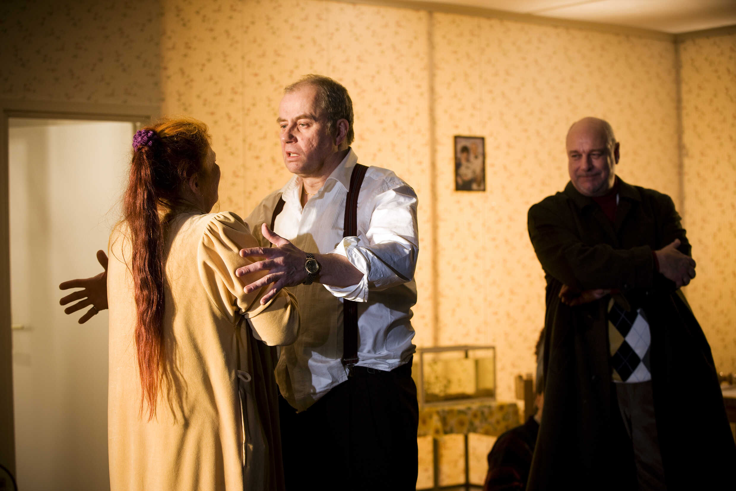 Claire Wikholm, Tomas Bolme och Lennart Jähkel i Nu mår jag mycket bättre. Premiär 3 januari 2009 på Lilla scenen.