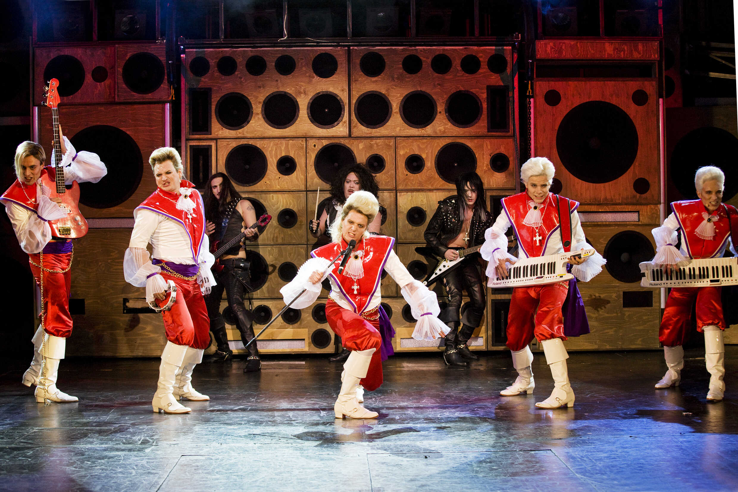 Joakim Gräns, Jonas Hellman-Driessen, Fares Fares, Alexander Stocks, Leif Andrée, Andreas Kundler, Patrik Riber och Albin Flinkas i De tre musketörerna, urpremiär 27 februari på Stockholms stadsteater