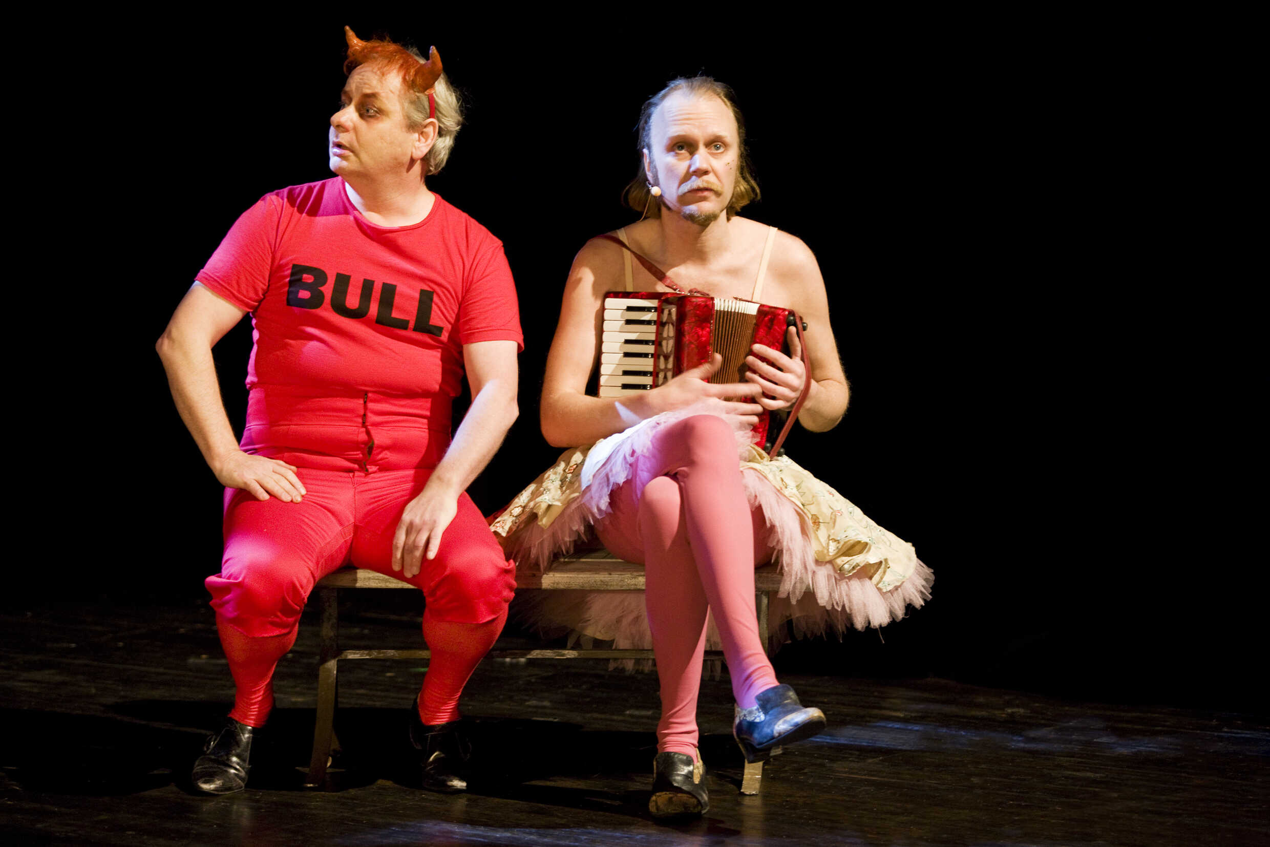 Per Sandberg och Gustave Lund (den homosexuella syrsan) i Selma och Ã…gust. UrpremiÃ¤r pÃ¥ Klarascenen 5 mars 2009.