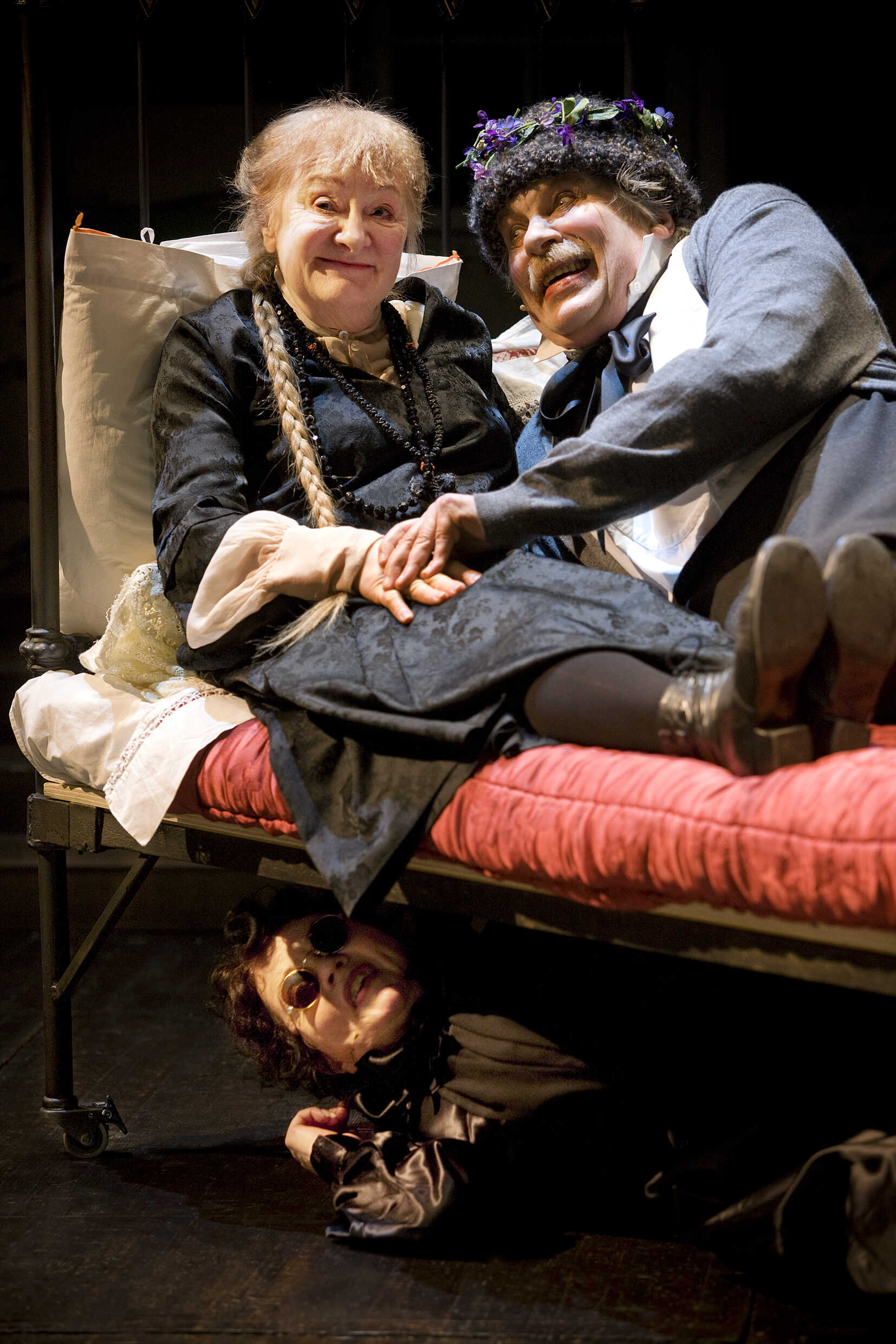 Eva GrÃ¶ndahl (Sophie Elkan), Anita Dahl (Selma) och Staffan Westerberg (Valborg Olander) i Selma och Ã…gust. UrpremiÃ¤r pÃ¥ Klarascenen 5 mars 2009.