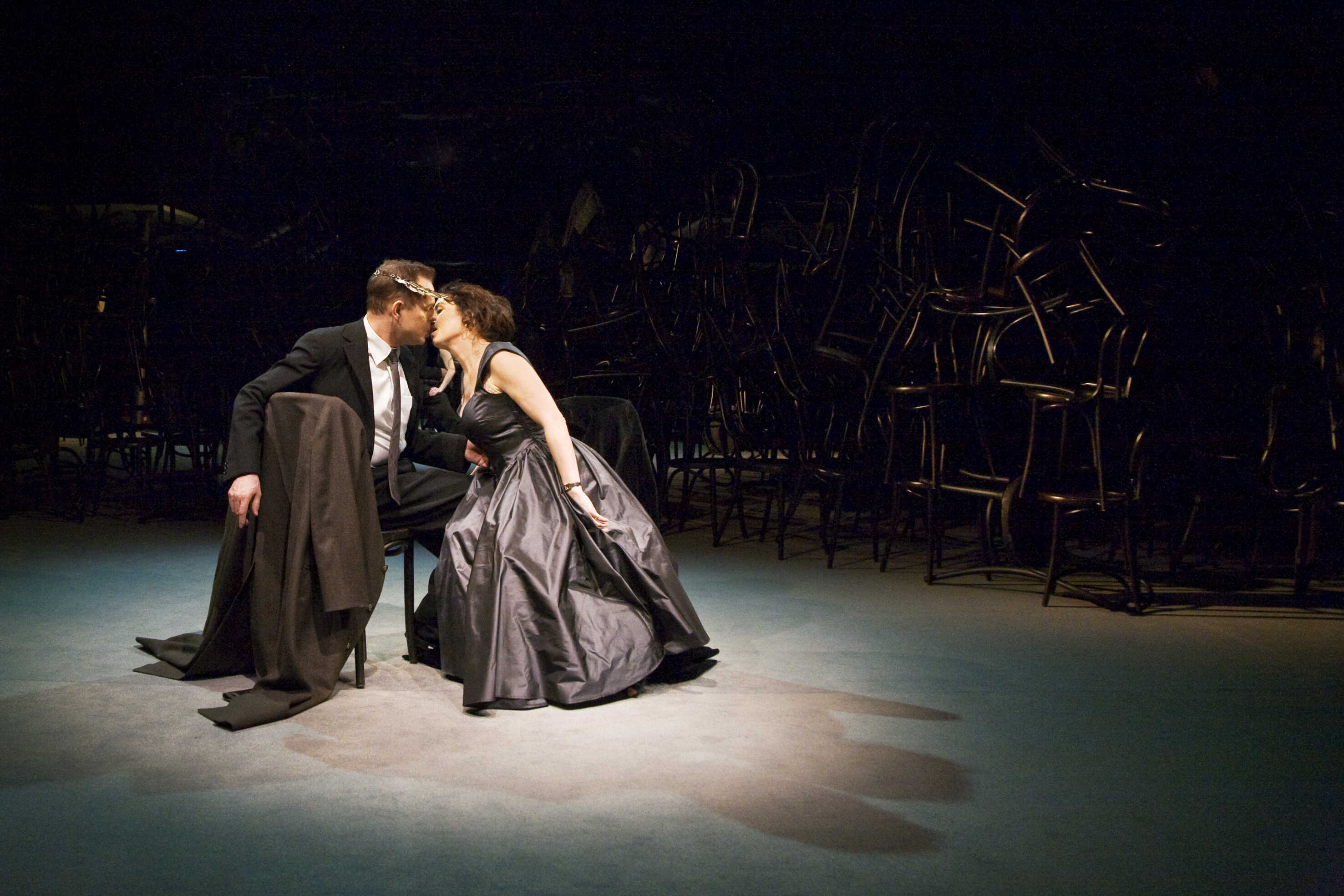 Jacob Ericksson och Jessica Zandén i Brott och brott. Premiär 21 mars 2009 på Strindbergs Intima teater.