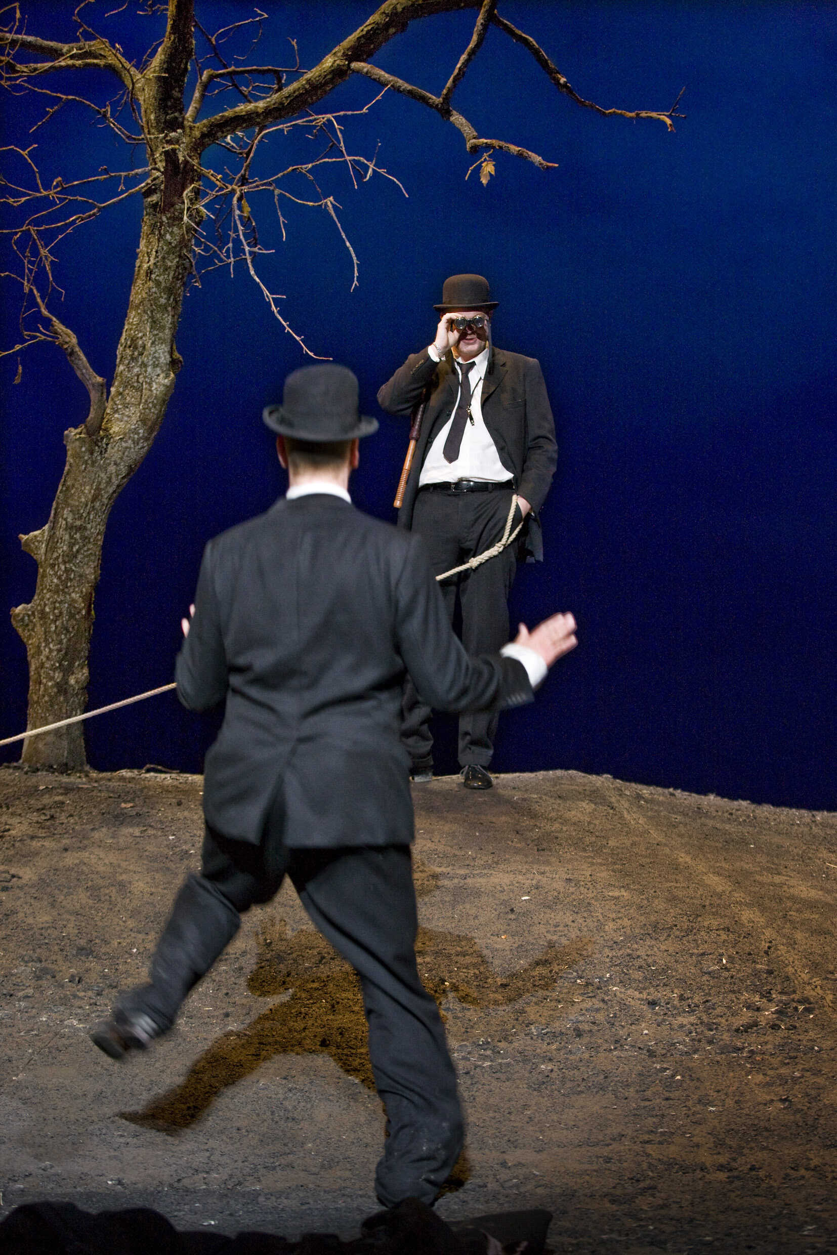 Mikael Persbrandt och Peter Andersson i I väntan på Godot. Regi Thommy Berggren. Premiär 27 mars 2009 på Stora scenen.