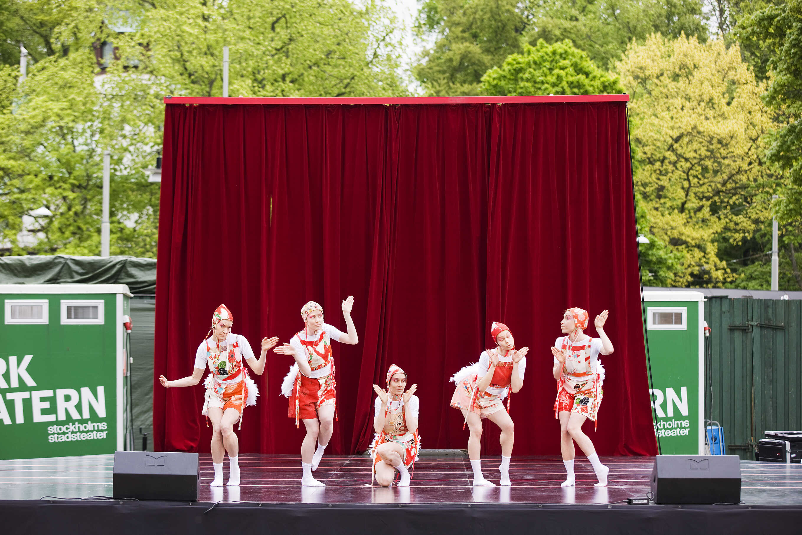 SPRÃ„TT HÃ–NSKABARET frÃ¥n ZebraDans. Koreografi av SU-EN. Medv: Tove Brunberg, Magdalena Eriksson, Ulrika Larsen, Noora Nenonen, Lina Samuelsson.