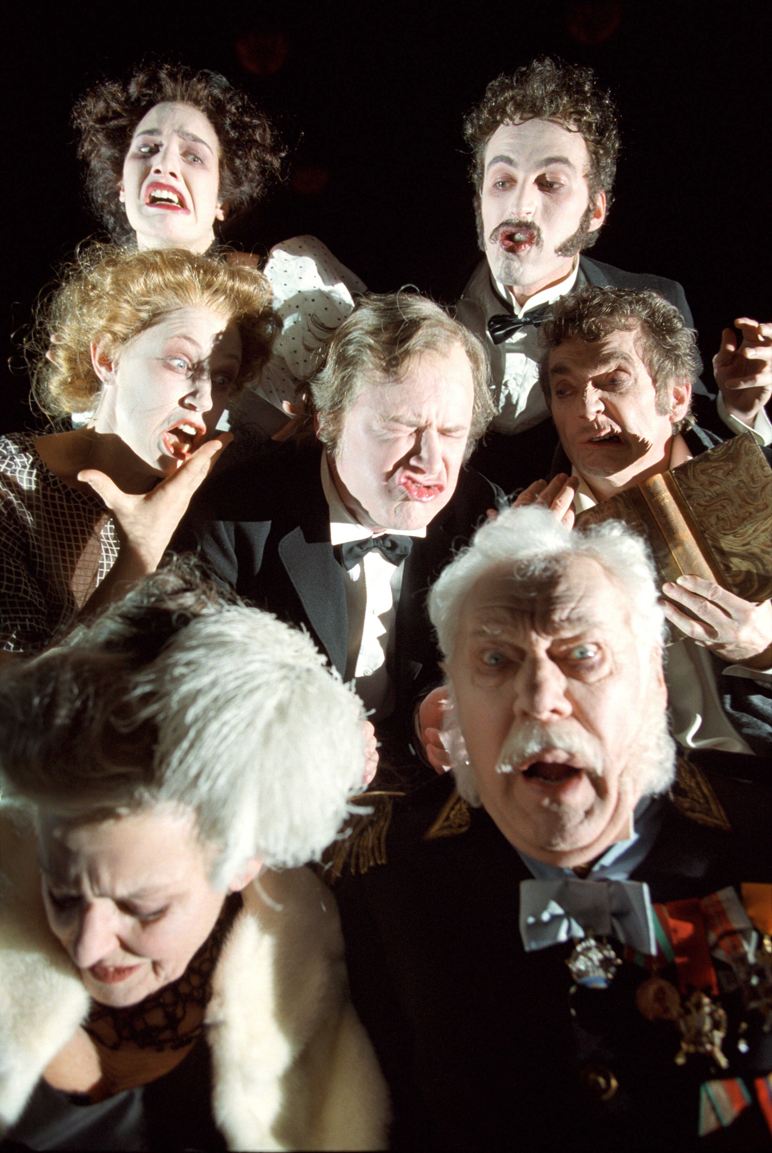 Harleen Sandelin, Joakim Gräns, Sanna Krepper, Robert Gustafsson, Rolf Skoglund, Yvonne Lombard och Olof Thunberg i Nysningen på Stora scenen, Stockholms stadsteater