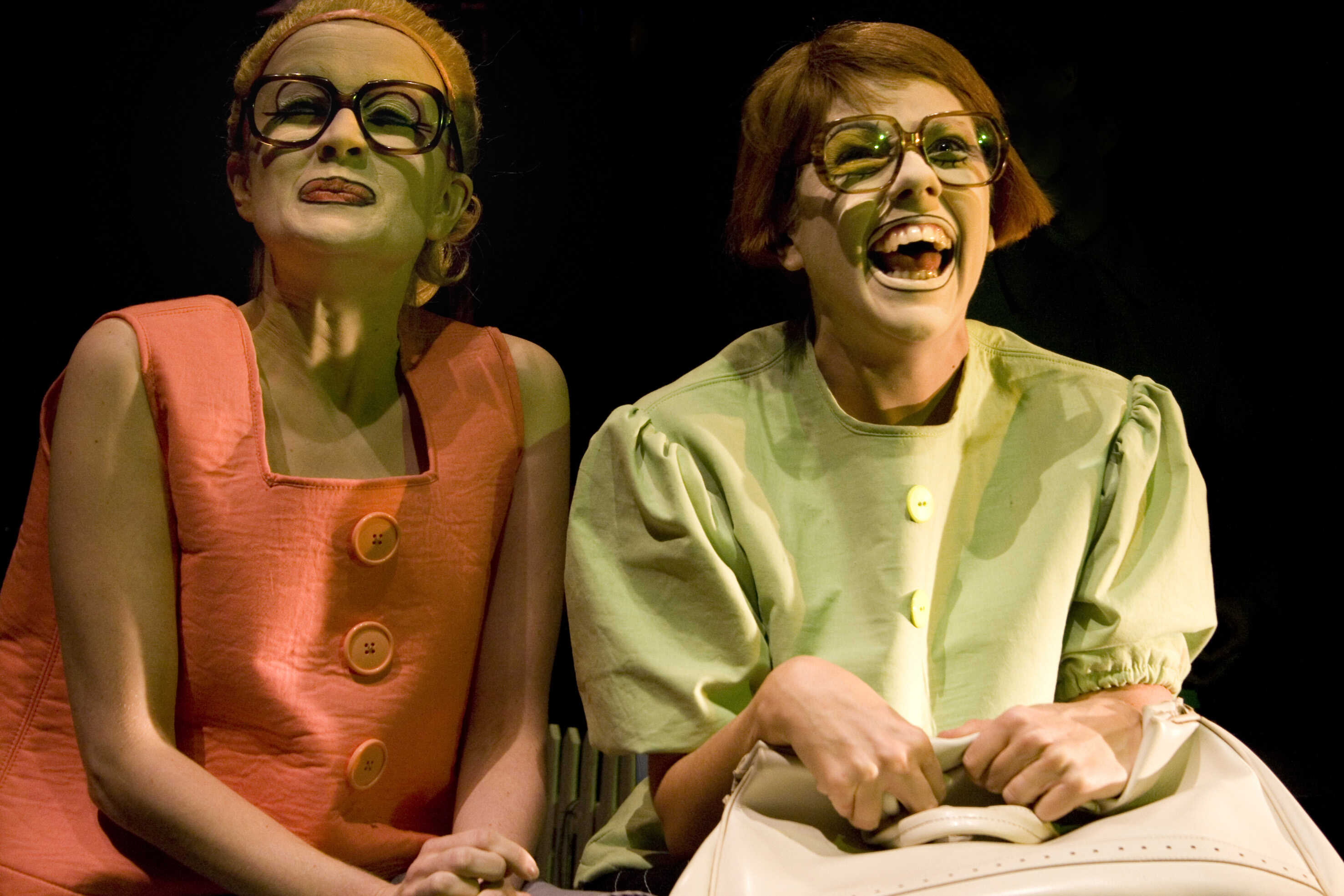Sonja Ahlfors och Joanna Wingren i Jag är din flickvän nu.  Spelas 17-22 juni på Parkteatern.