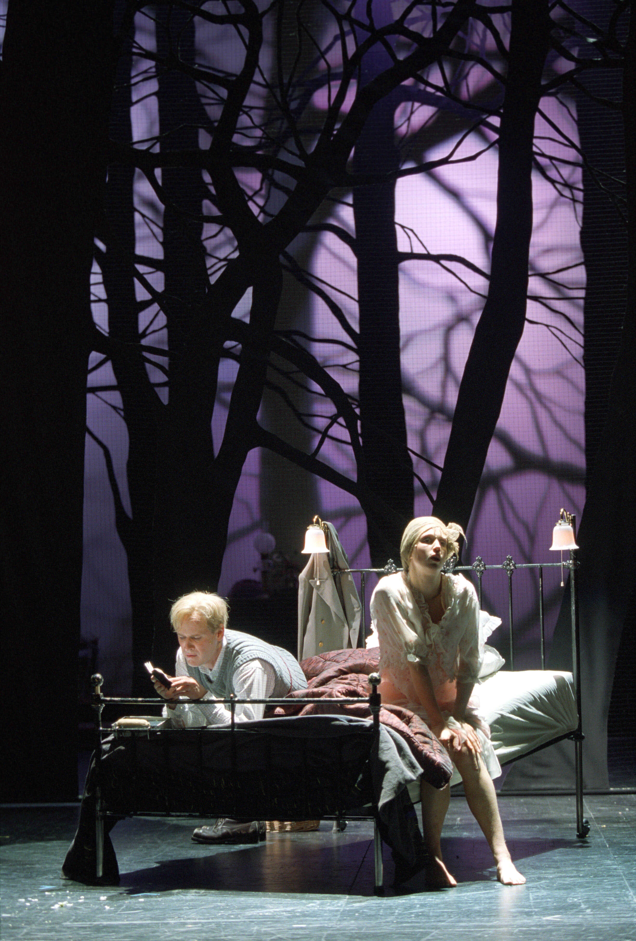 Robert Gustafsson och Sanna Krepper i Nysningen på Stora scenen, Stockholms stadsteater