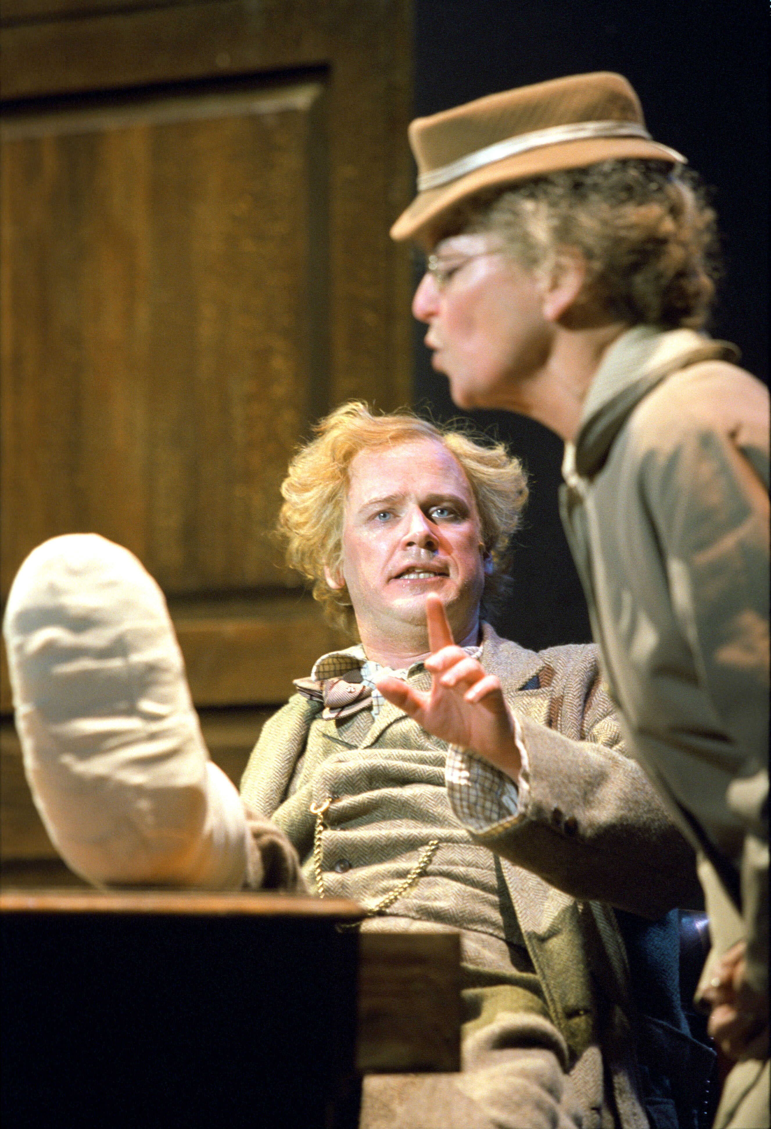 Robert Gustafsson och Yvonne Lombard i Nysningen på Stora scenen, Stockholms stadsteater