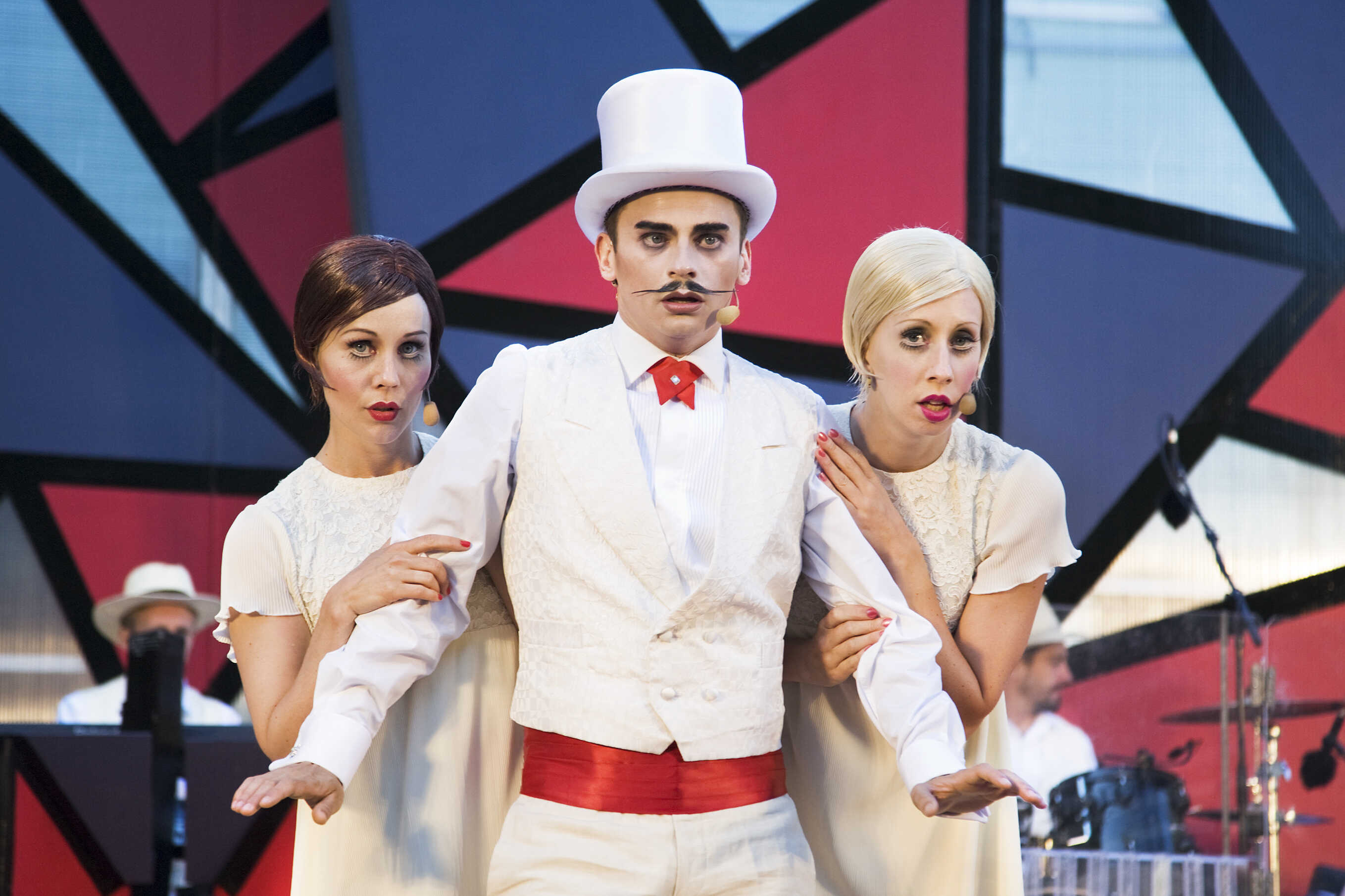 Camilla Fredén, Niklas Riesbeck och Maria Hydén i Stjärnsmäll - en utomjordisk revy. Urpremiär 4 juni kl. 19 i Vitabergsparken. Spelas på Parkteatern t.o.m. 30 juni