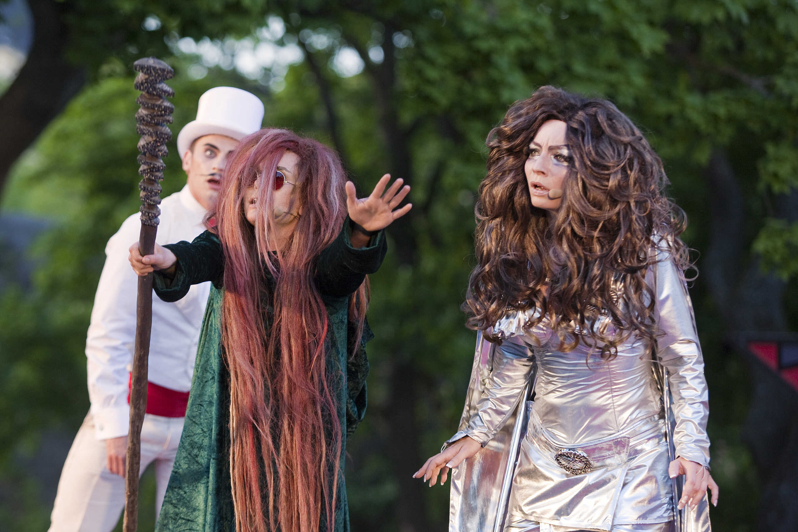 Niklas Riesbeck, Lina Englund och Sara Jangfeldt i Stjärnsmäll - en utomjordisk revy. Urpremiär 4 juni kl. 19 i Vitabergsparken. Spelas på Parkteatern t.o.m. 30 juni