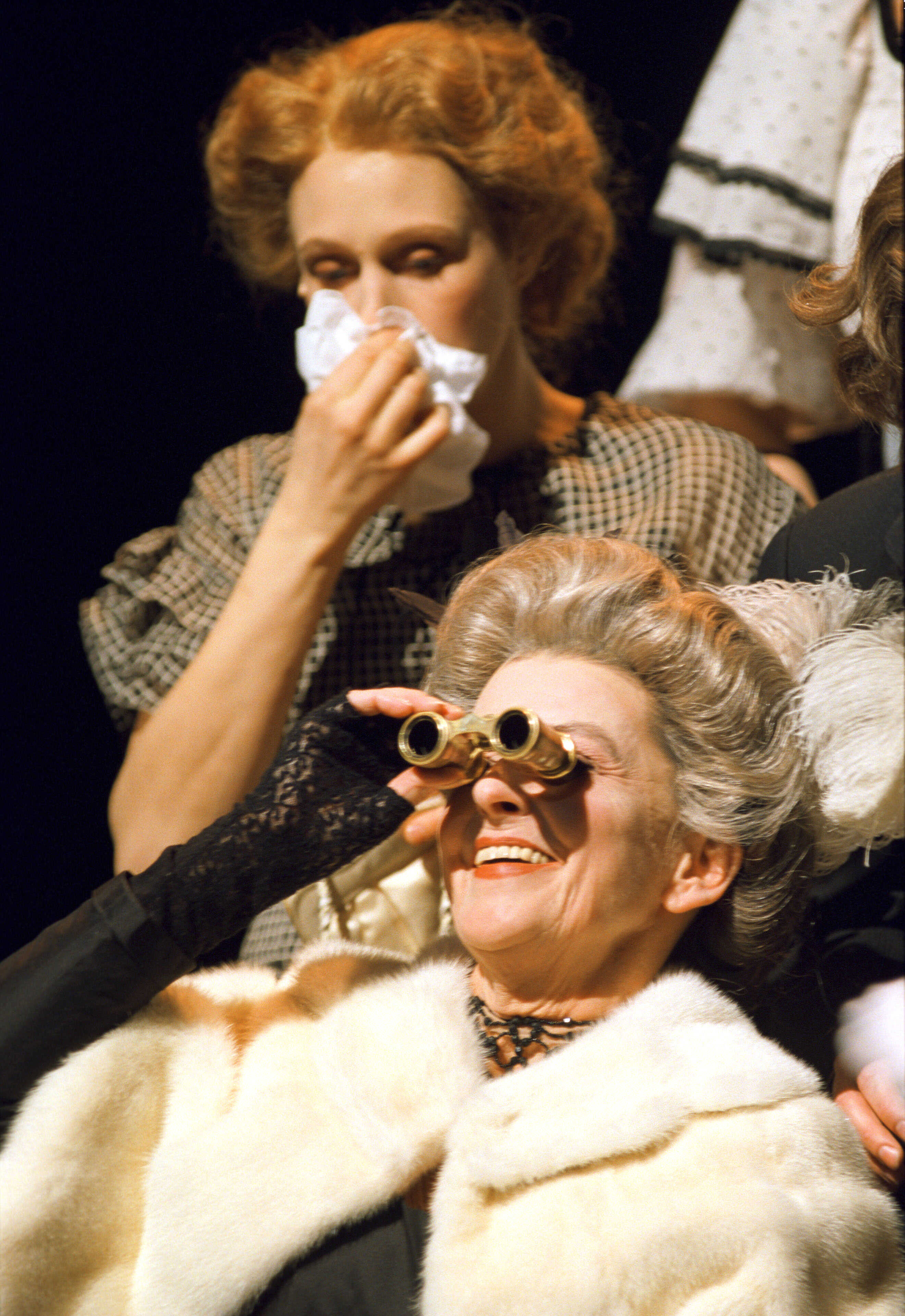 Yvonne Lombard och Sanna Krepper i Nysningen på Stora scenen, Stockholms stadsteater