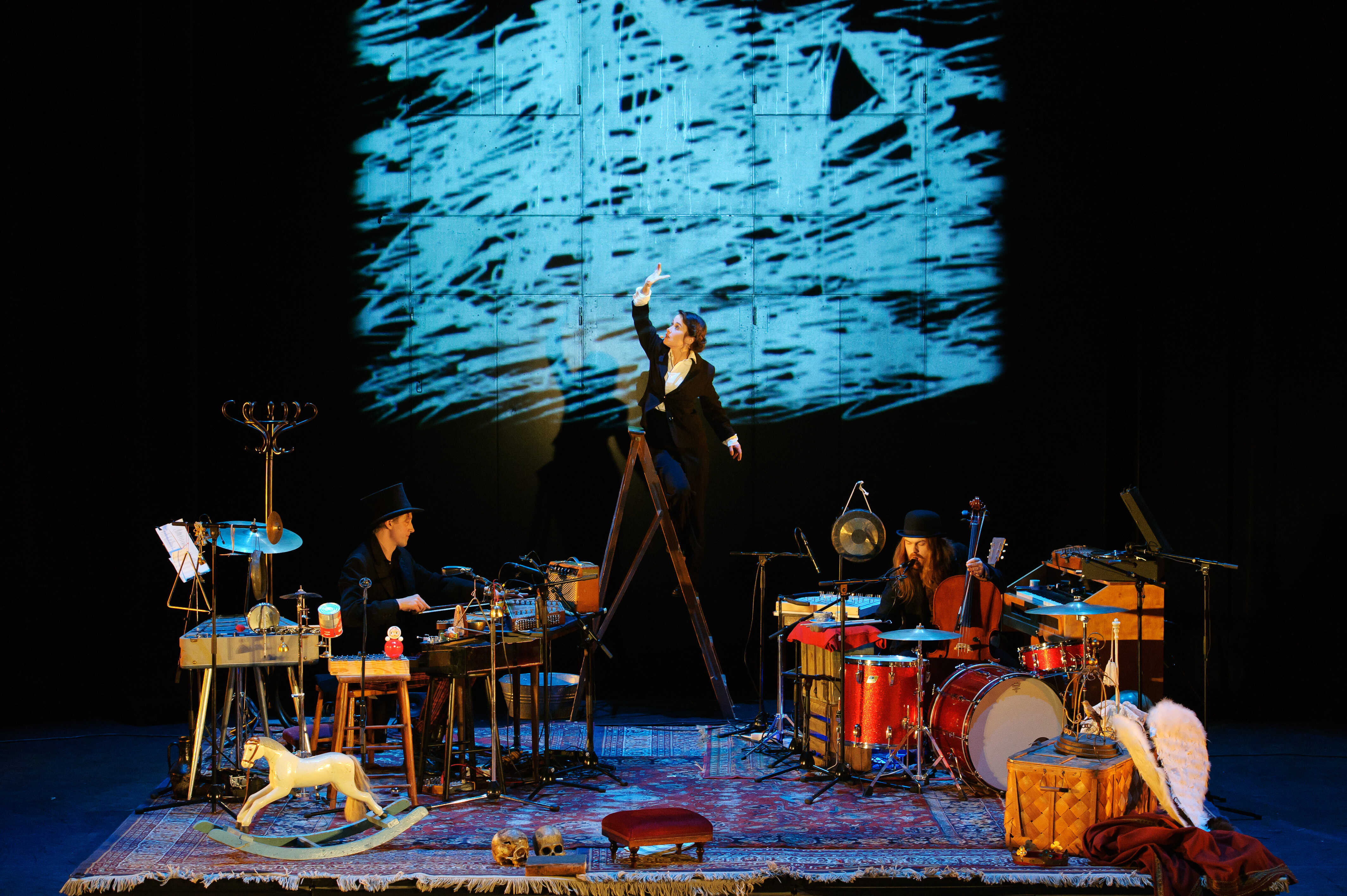 Matti Bye, Sara Lindh och Kristian Holmgren i Onda Sagor som gästspelar 7-9 december på c/o Stockholms stadsteater