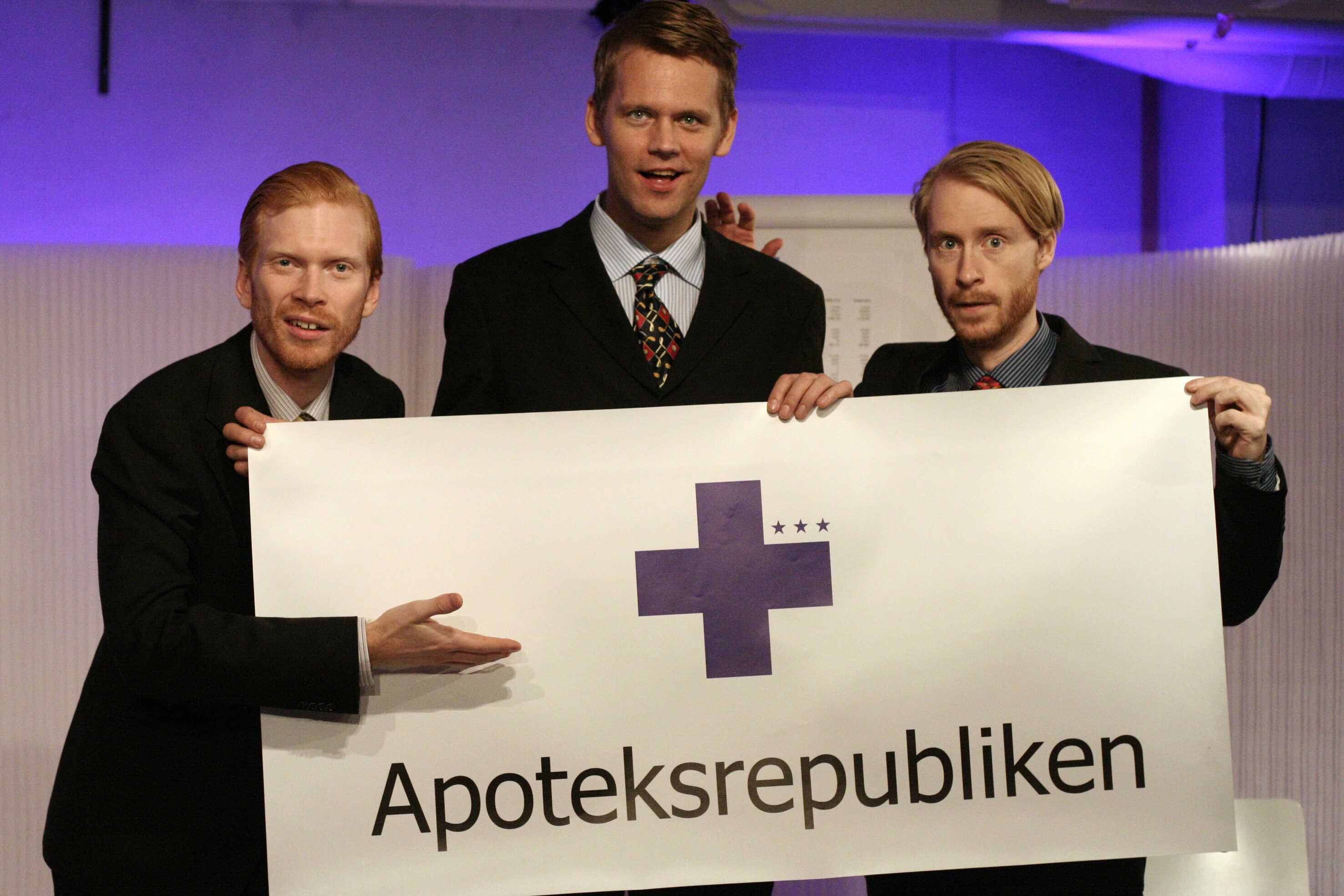 Jörgen Thorsson, Torbjörn Lindberg och August Lindmark i Teaterrepubliken öppnar Apotek gästspelar 18-20 januari på c/o Stockholms stadsteater