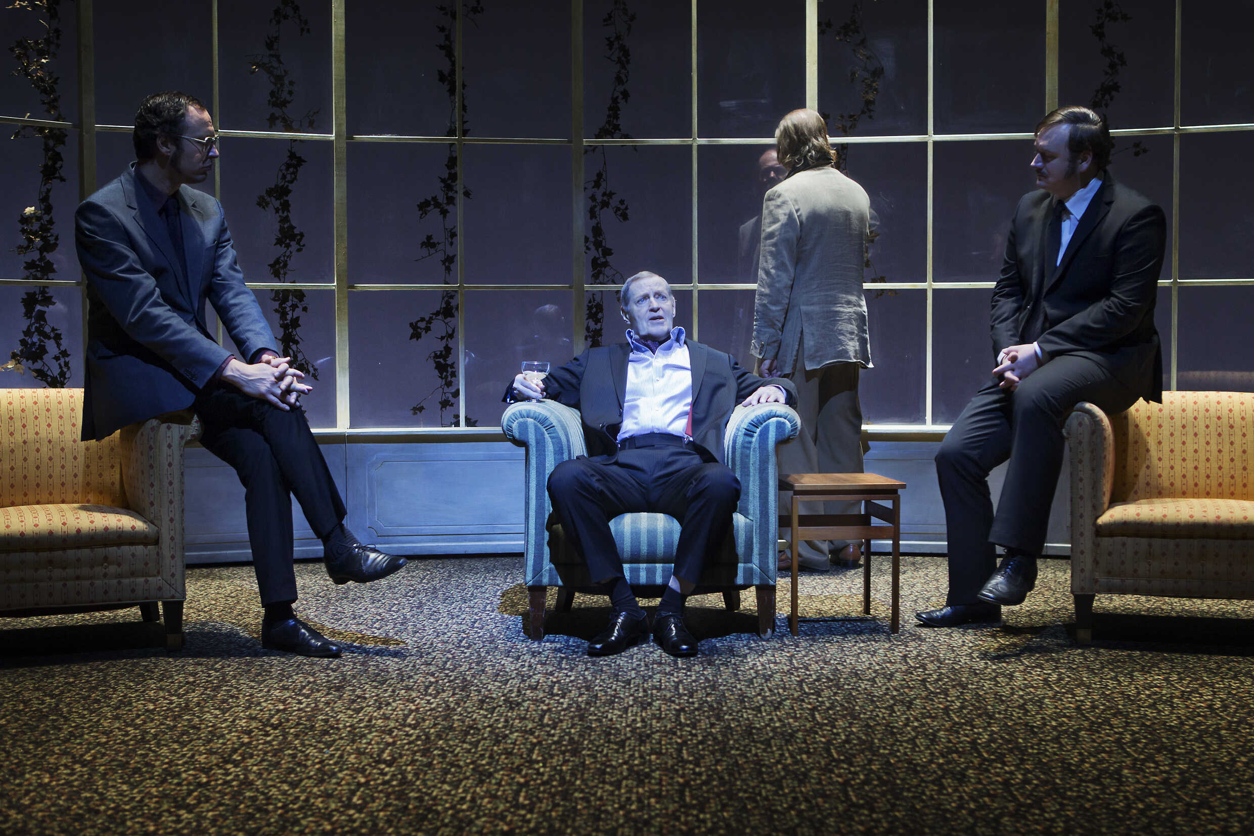 Peter Haber, Lars Lind, Joakim Gräns och Jonas Hellman-Driessen i Ingen Mans Land. Premiär den första december.